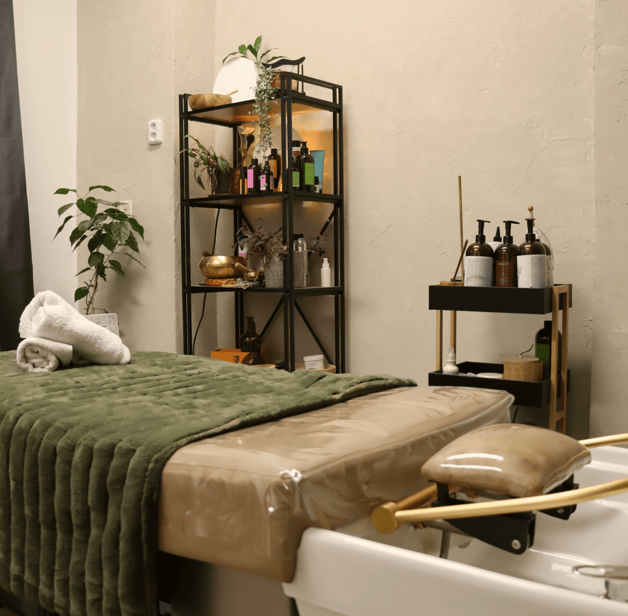 Interiér head spa studia s masážním lůžkem