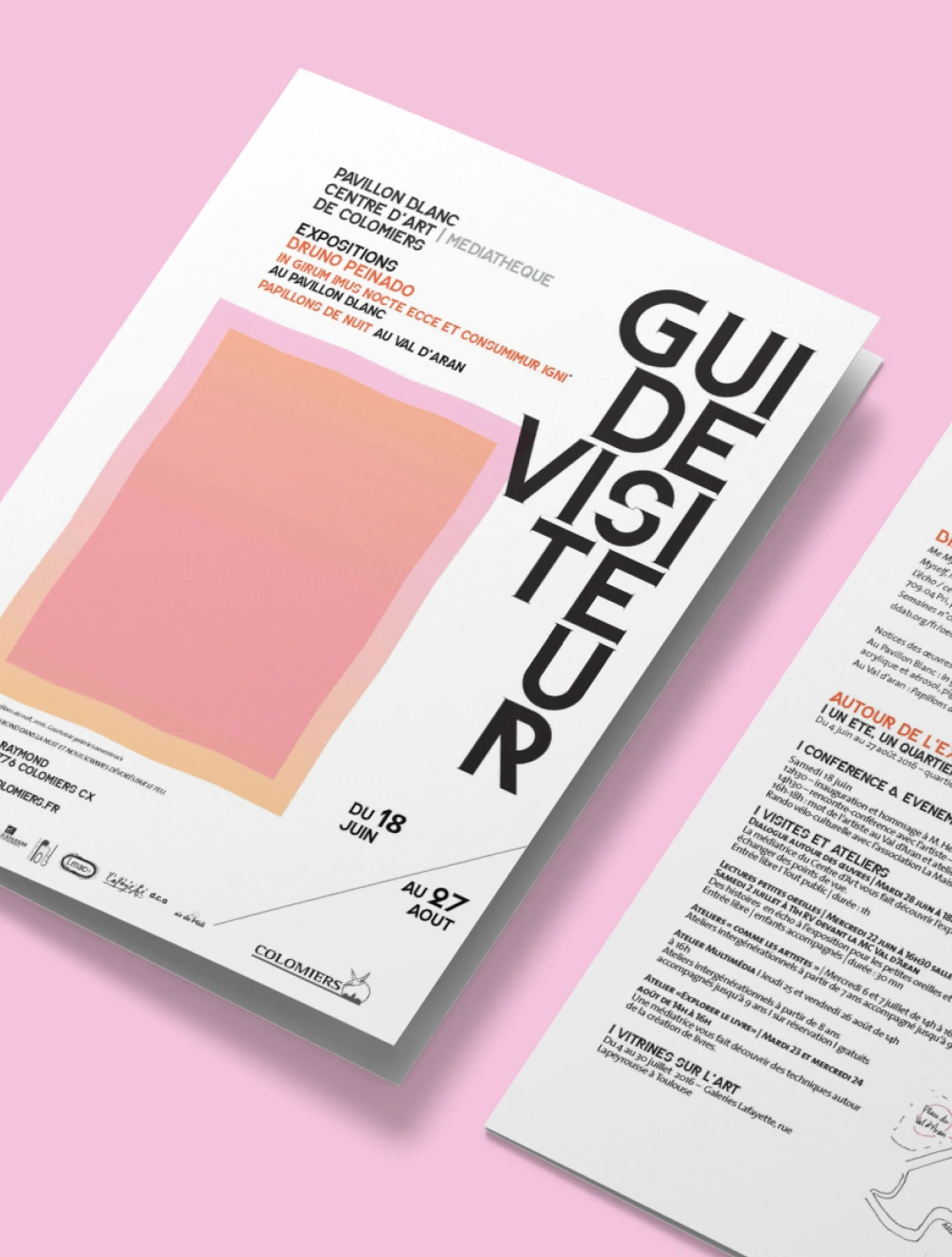 Mockup trois volets déployés du guide visiteur exposition Bruno Peinado — vue d'ensemble de la mise en page éditoriale du dépliant pour le Pavillon Blanc Centre d'Art de Colomiers, Tartelette Concept