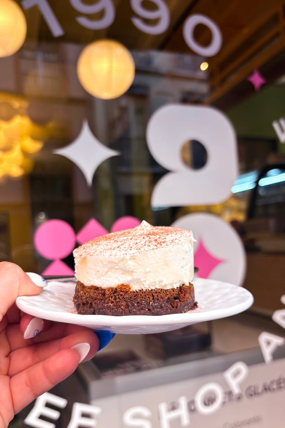 photo d'un tiramisu dans une assiette blanche 