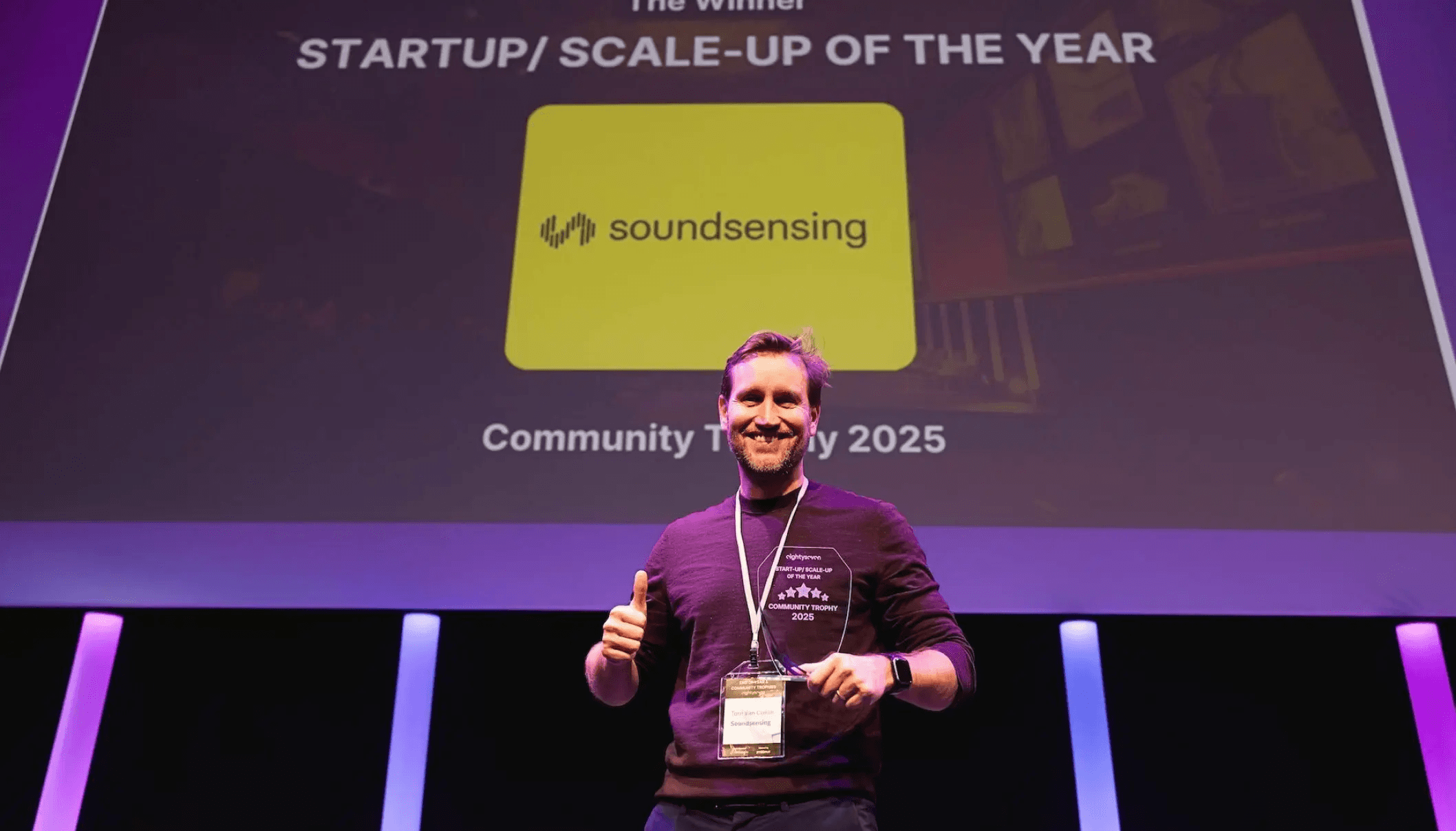 Employee of Soundsensing receiving award for their technology