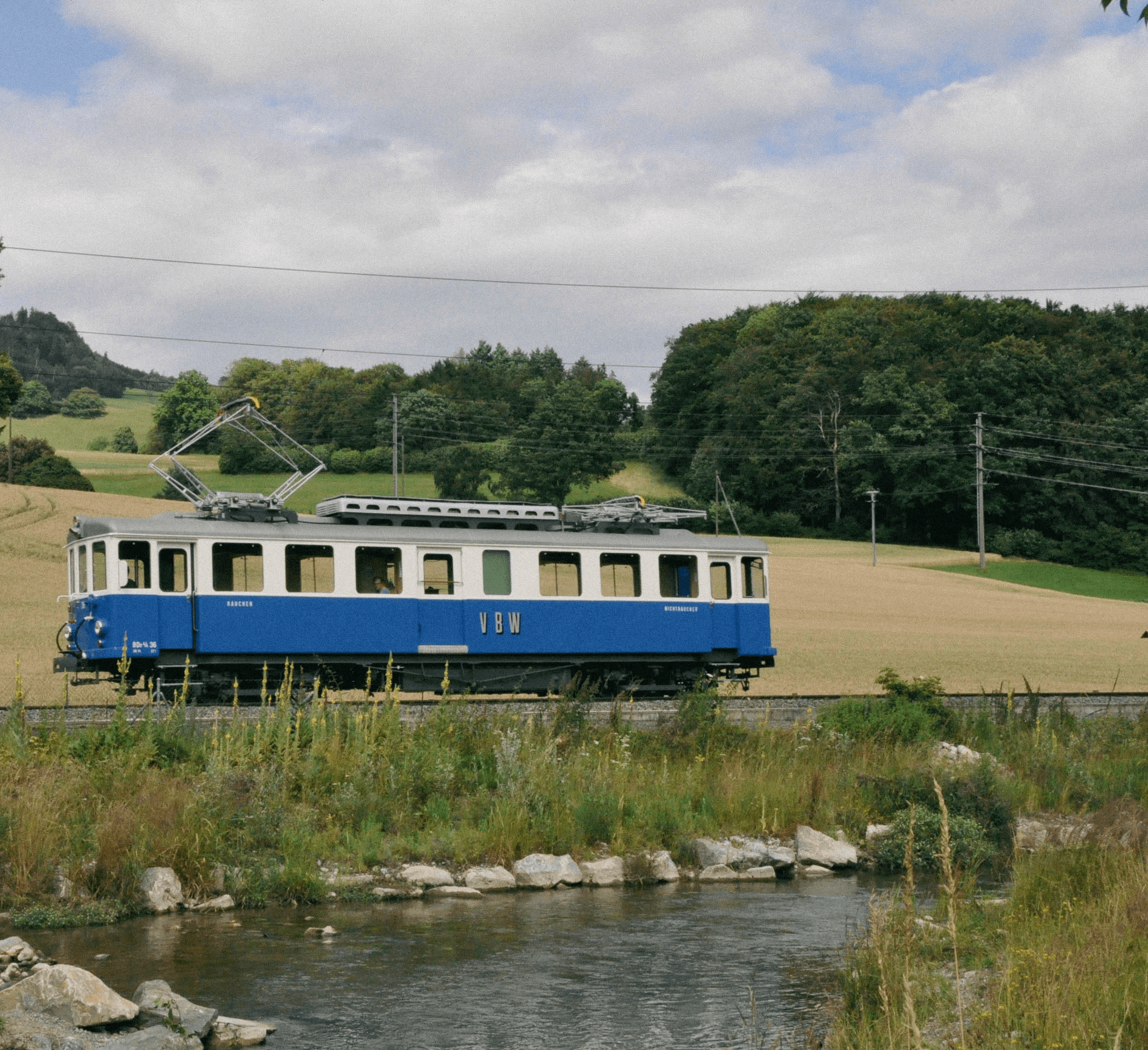 Das Blaue Bähnli unterwegs auf einem ländlichen Streckenabschnitt vom RBS.