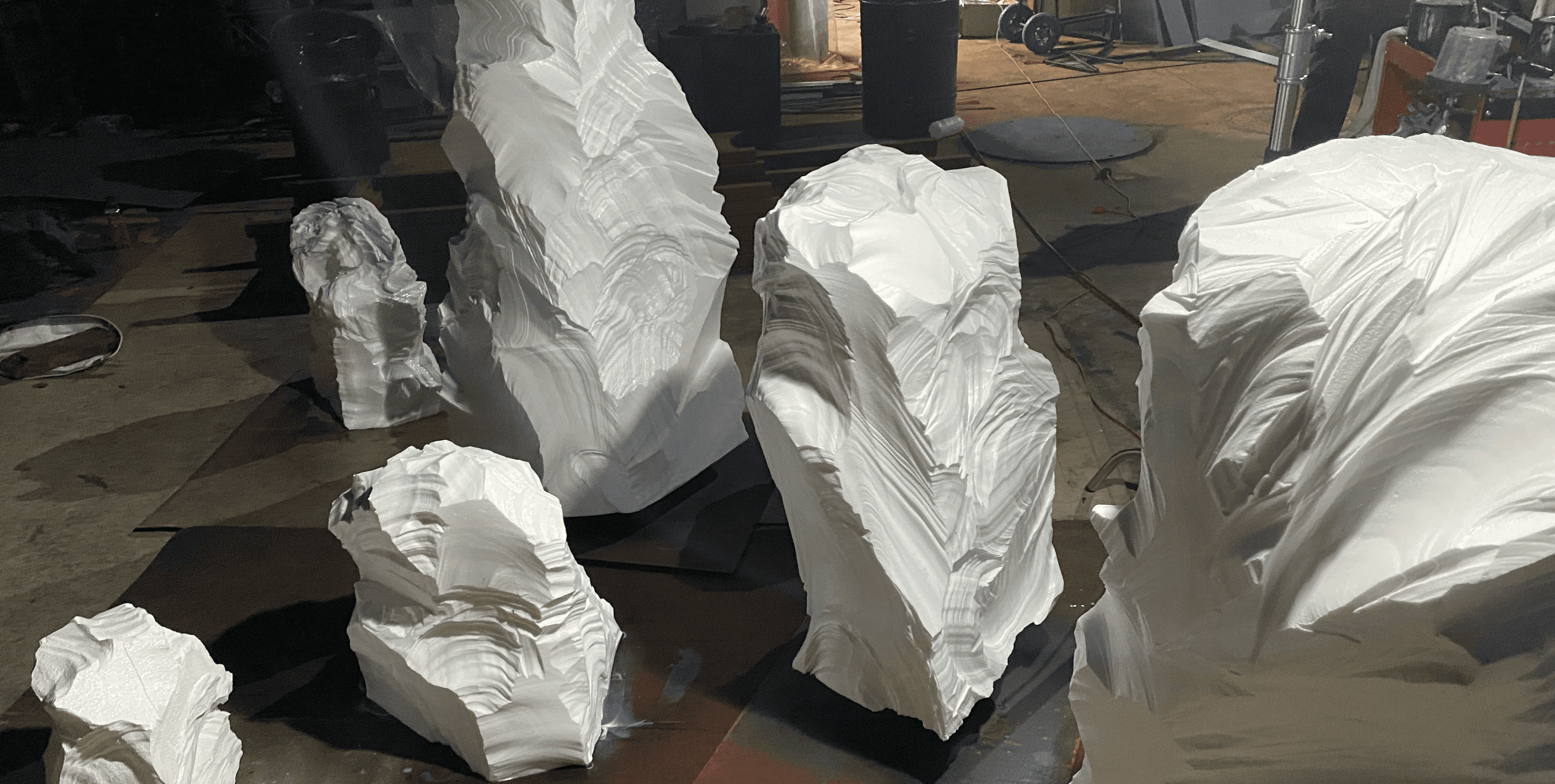 스티로폼 조형물 제작 공정, 대리석 질감 구현, 크기별 암반 오브제 제작 / Styrofoam sculpture fabrication process, marble texture simulation, rock-form objects in various scales