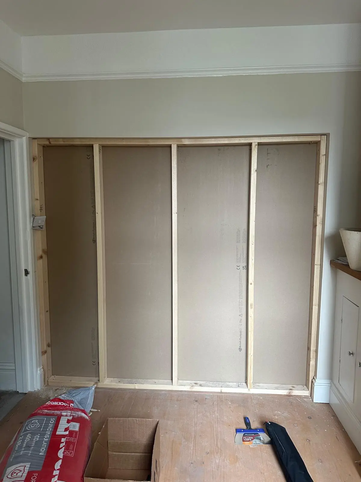 Väliseinä rakennusvaiheessa. Seinässä tehty runkotolpat sekä kipsilevytetty toinen puoli. 