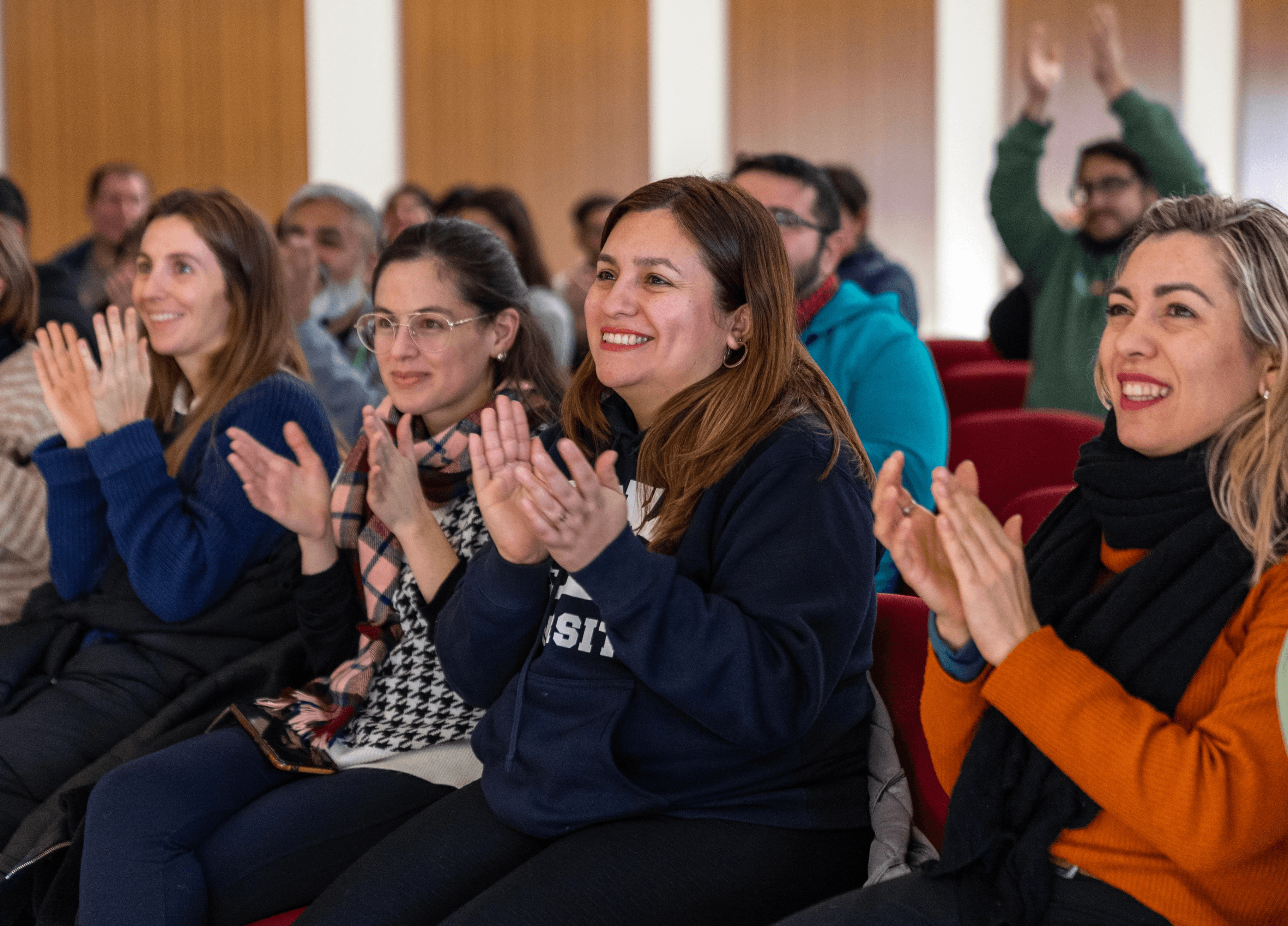 Voluntarios de Accion Solidaria Soka junto a residentes locales.