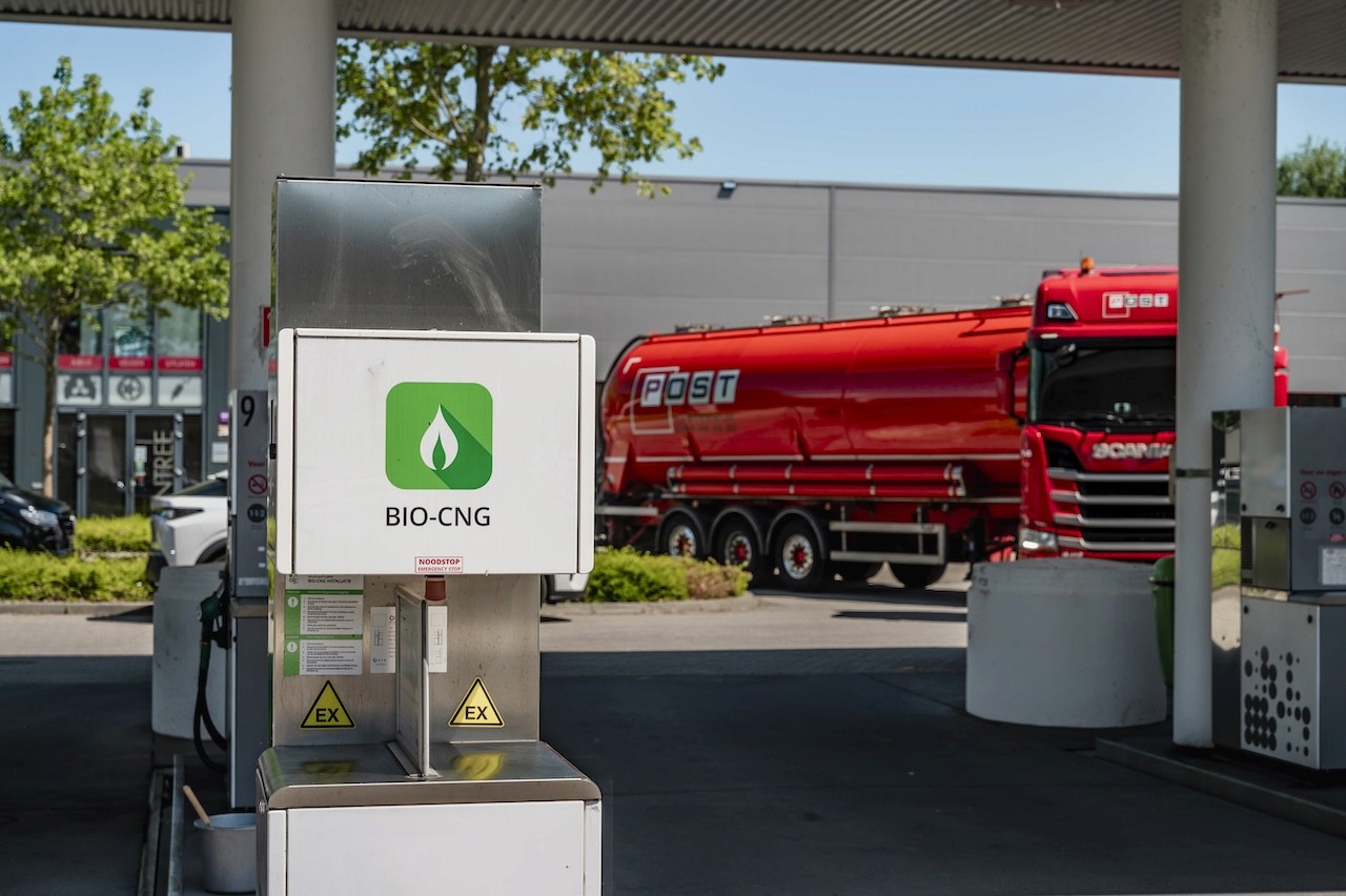Vrachtwagen van post handel en transport bij tankstation