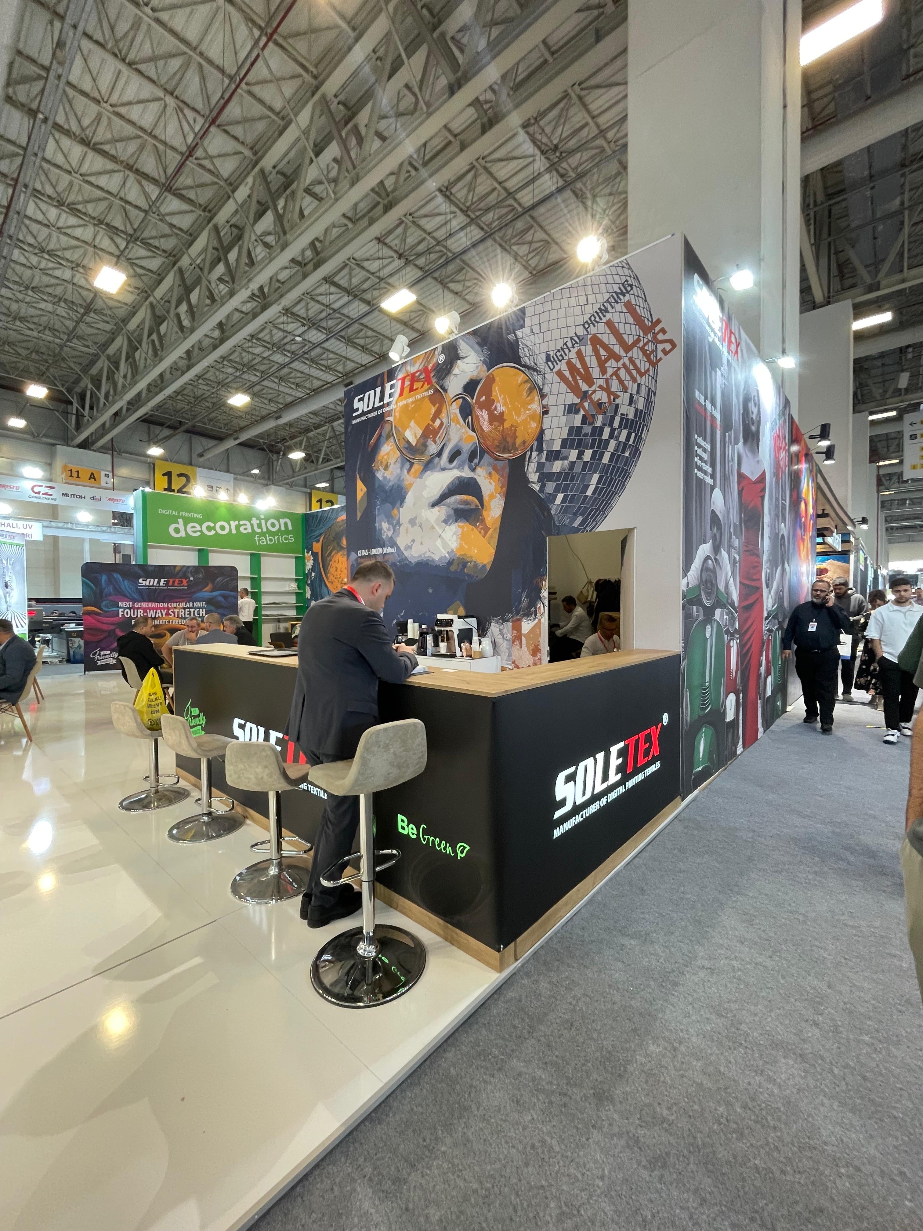 Open meeting and lounge area at the SOLETEX stand, designed for visitor discussions, product presentations, and business meetings.