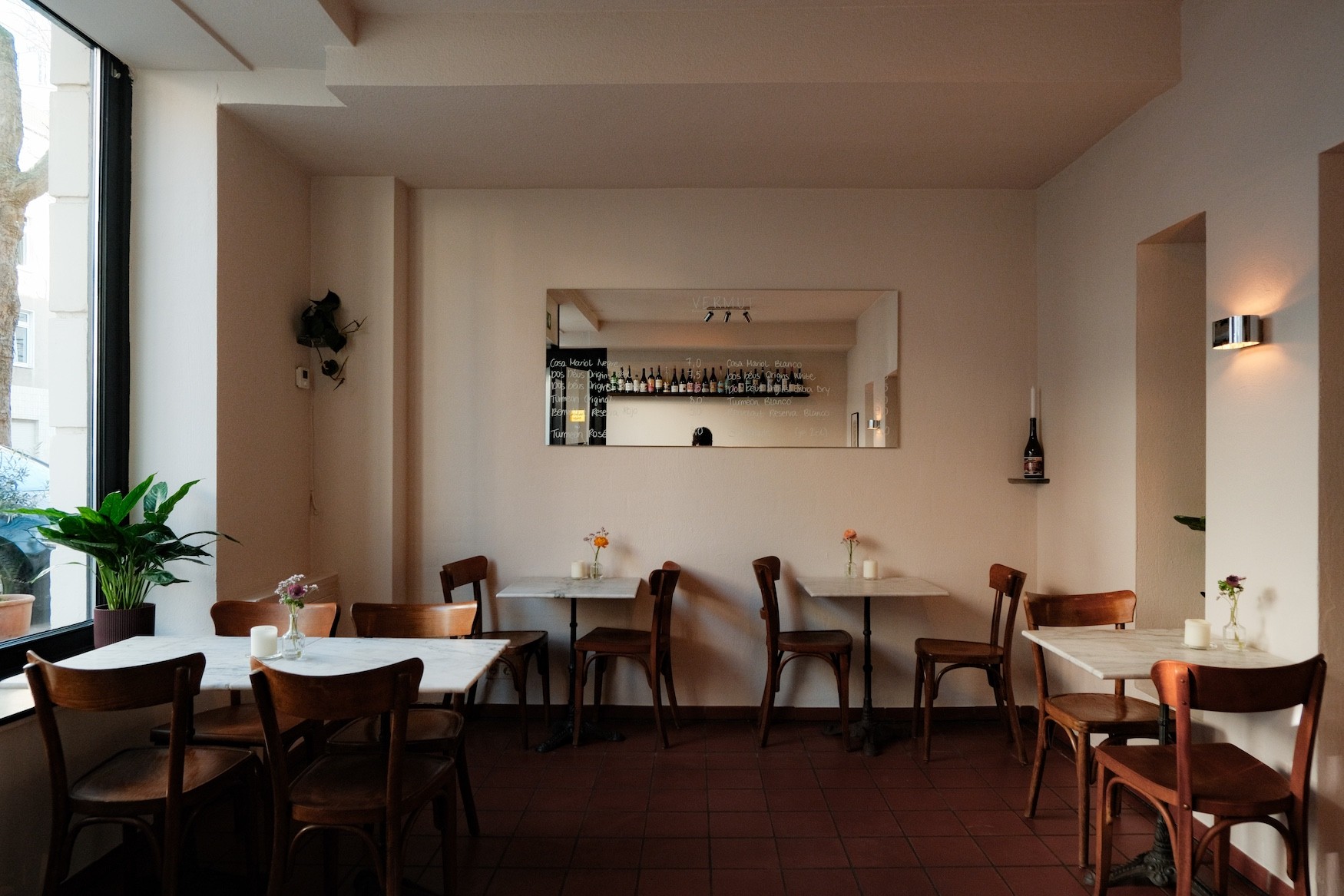 Gemütlicher Gastraum einer Kaffee- und Vermutbar in Köln