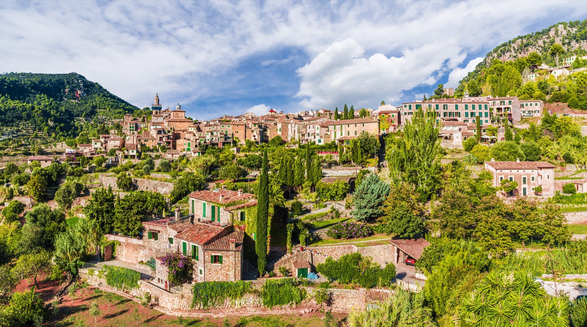 Valldemossa, entre las montañas de la Serra de Tramuntana