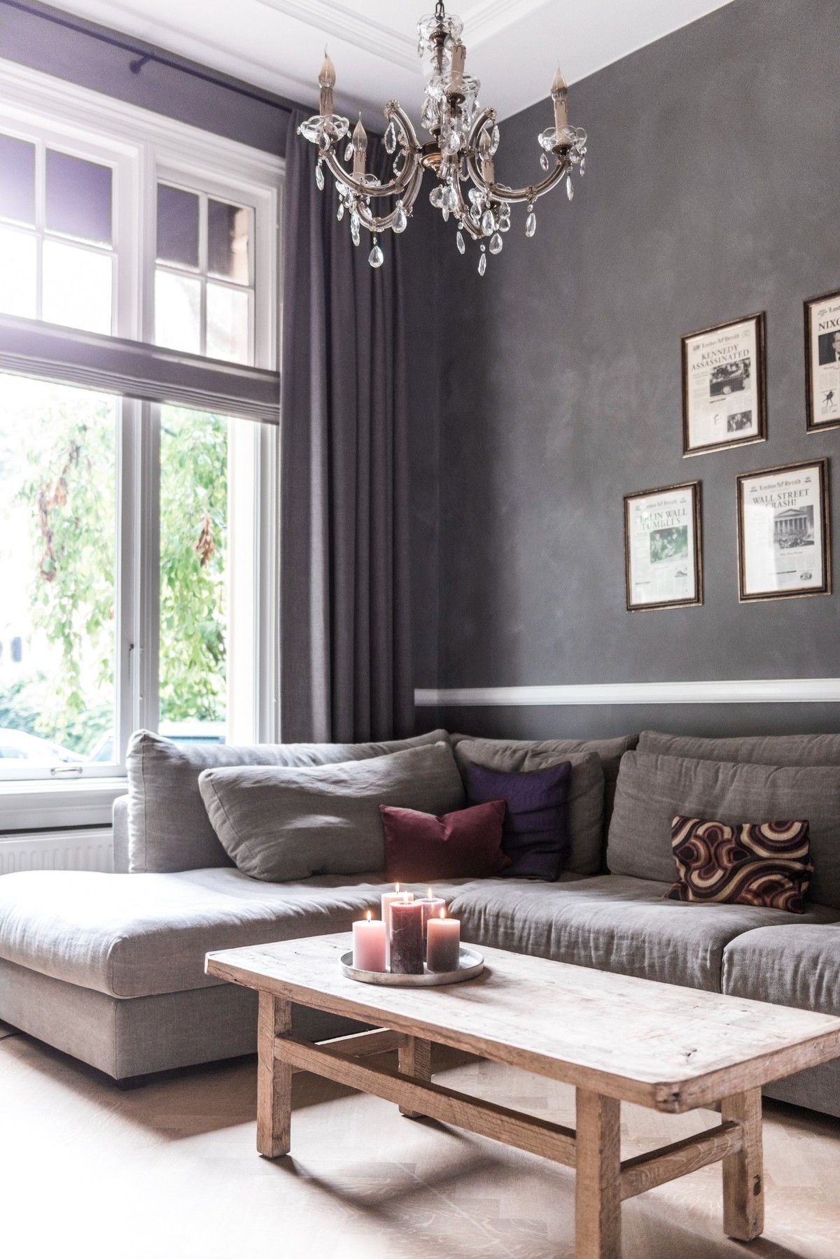 tvkamer met donker grijze muren