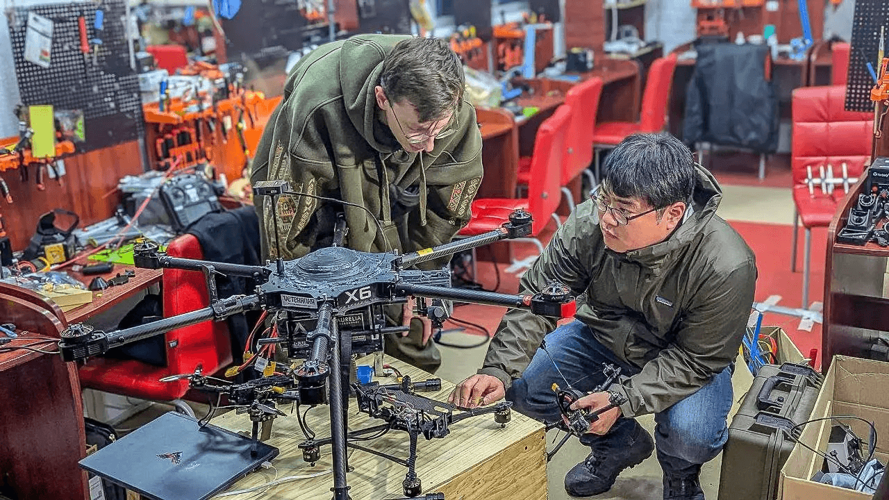 폴란드에서 27시간 버스 이동, 예외적 여권 사용 허가, 그리고 숙소 1.5km 거리에 떨어진 러시아 미사일까지. 우크라이나 드론 전쟁 다큐멘터리 제작을 위한 4주간의 취재 여정