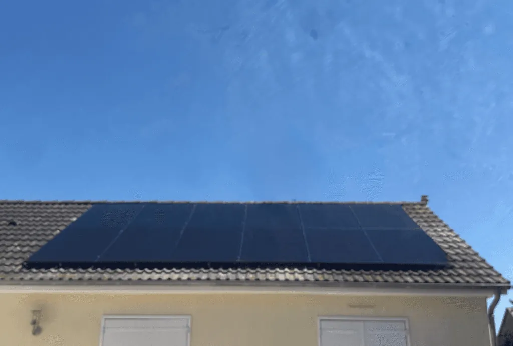 Photo d'une maison à Arçay en France équipée de panneaux photovoltaïques dont l'installation a été faite par Solarock.