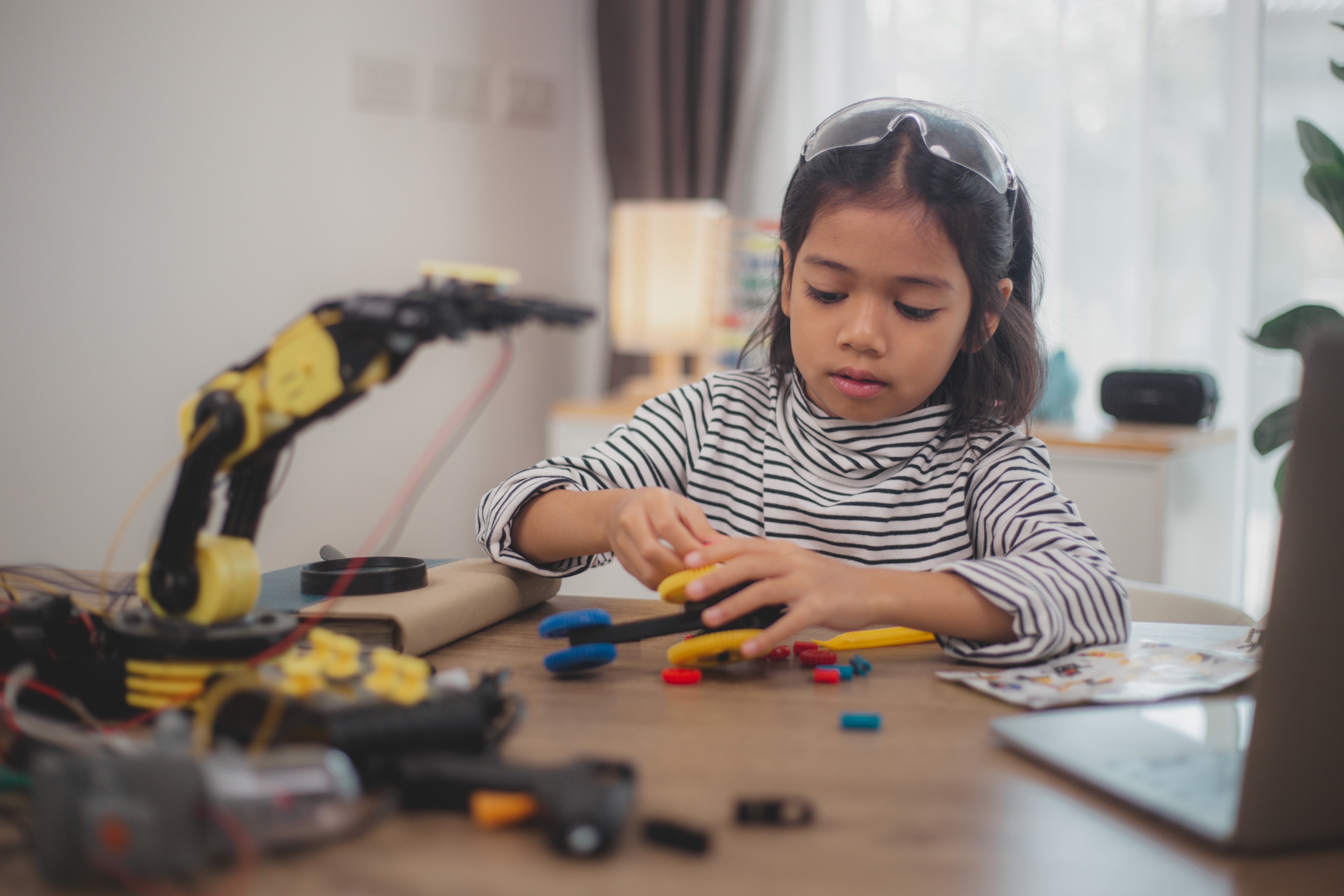 Kind baut eigenständig
