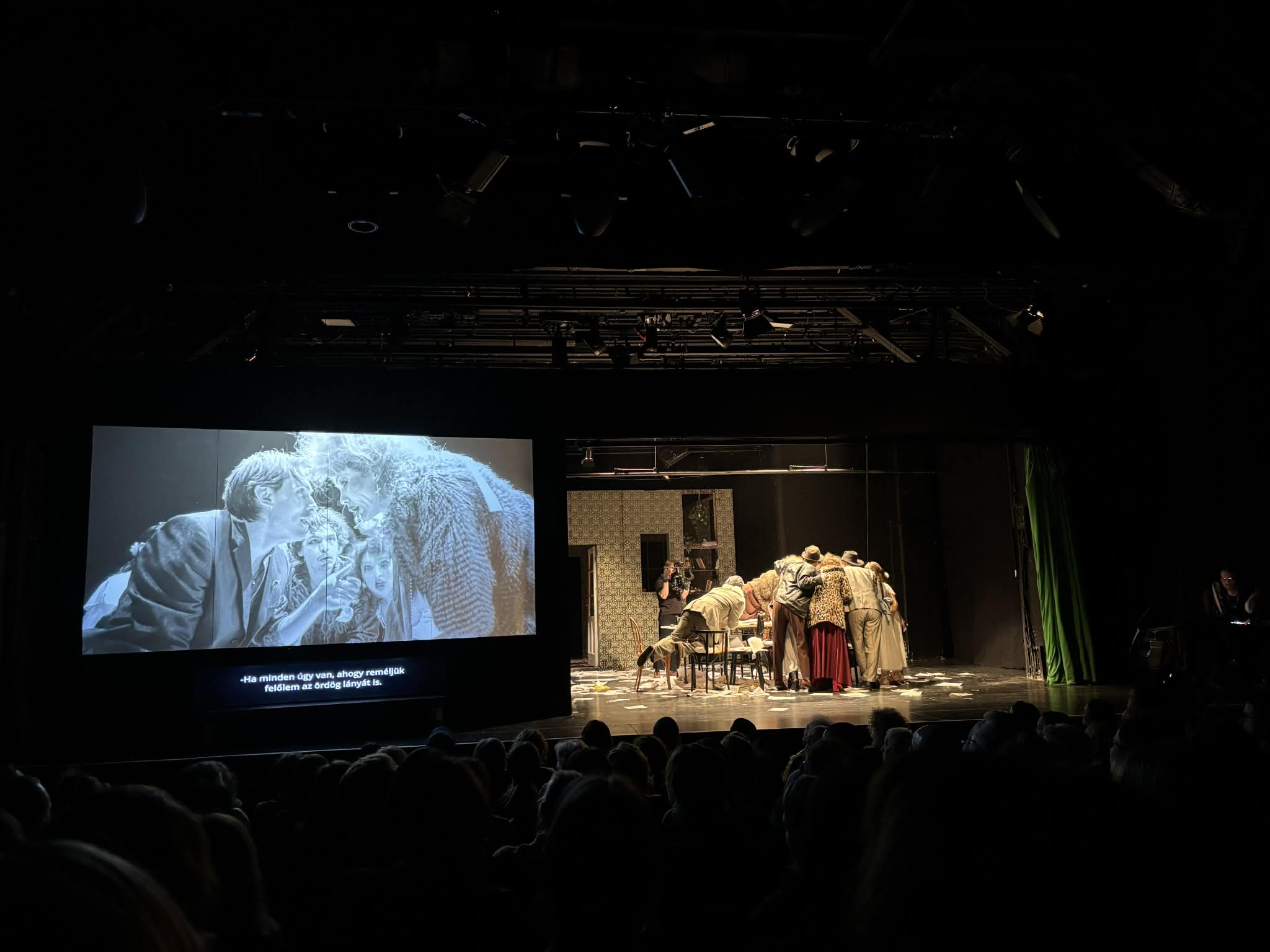 Dzsanni élőfilm színpadkép a Katona József Színház nagyszínpadán.