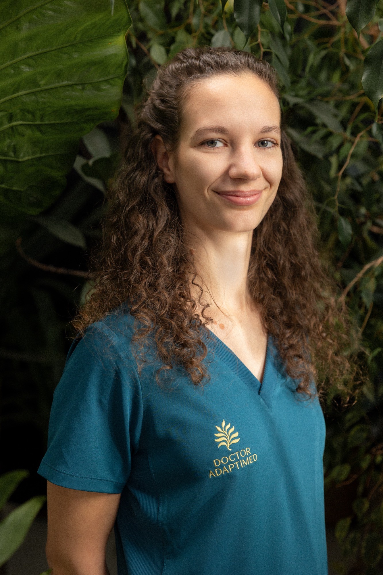 woman wearing gray long-sleeved shirt facing the sea