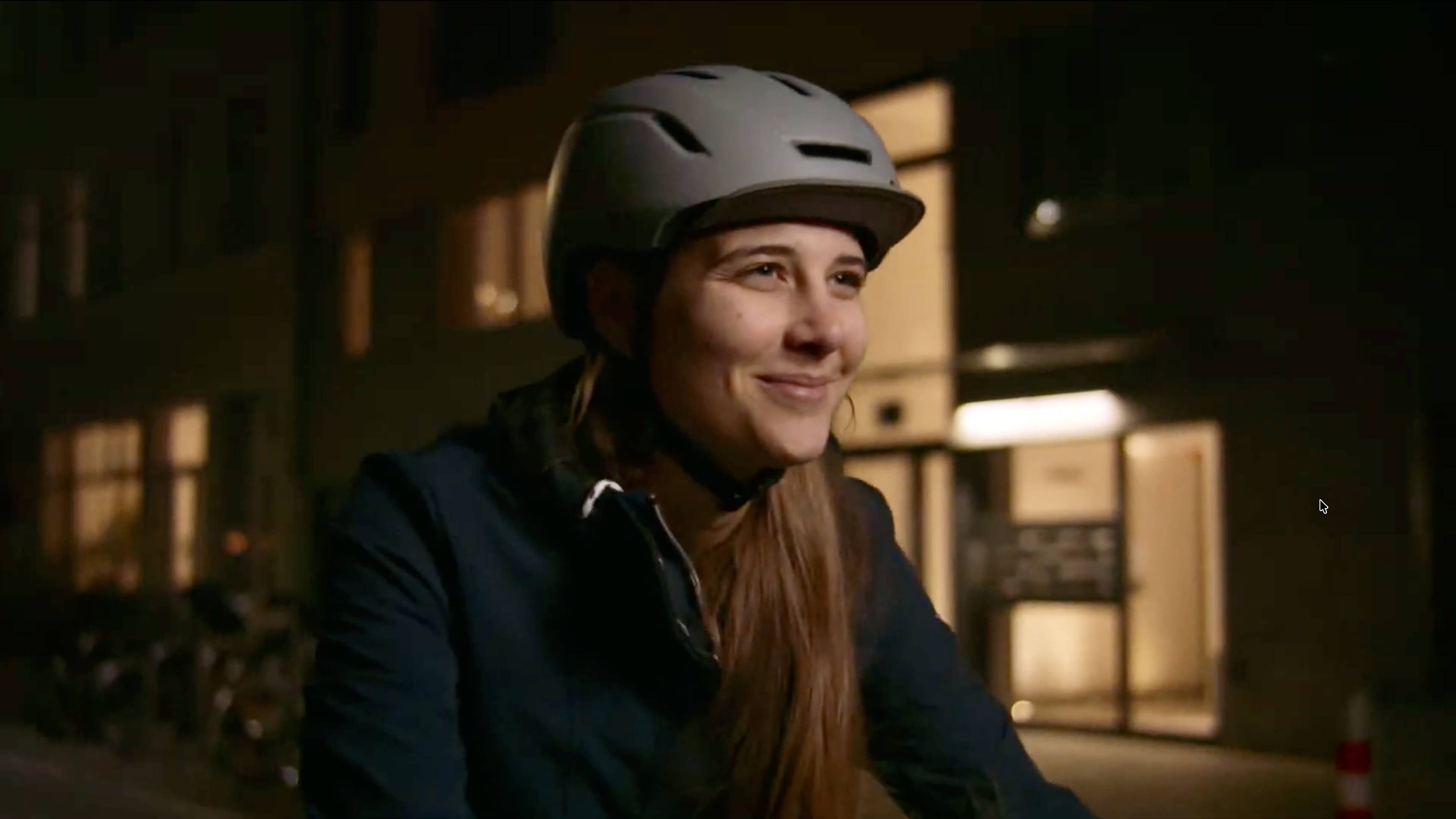 Nahaufnahme, Mädchen auf dem Fahrrad, lächelnd