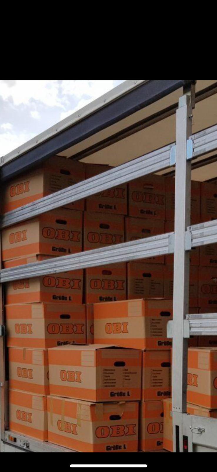 W beladen mit Kartons für den Transport in die Türkei