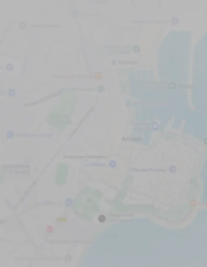 Arrière-plan flouté de Google Maps illustrant la visibilité locale d’une entreprise.