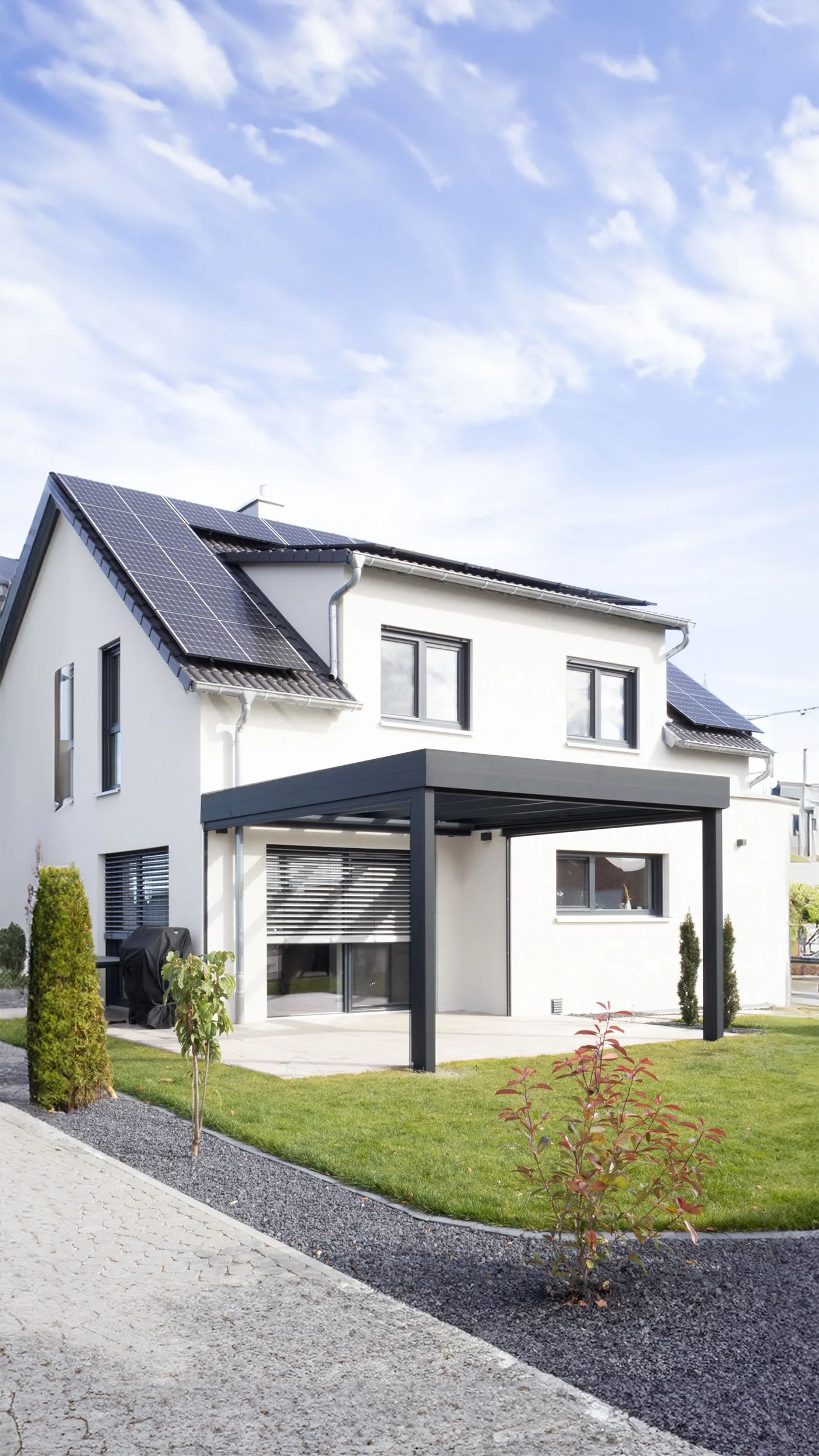 Wunderschönes Flachdach aus Glas und Aluminium frontal aufgezeichnet mit klaren Linien