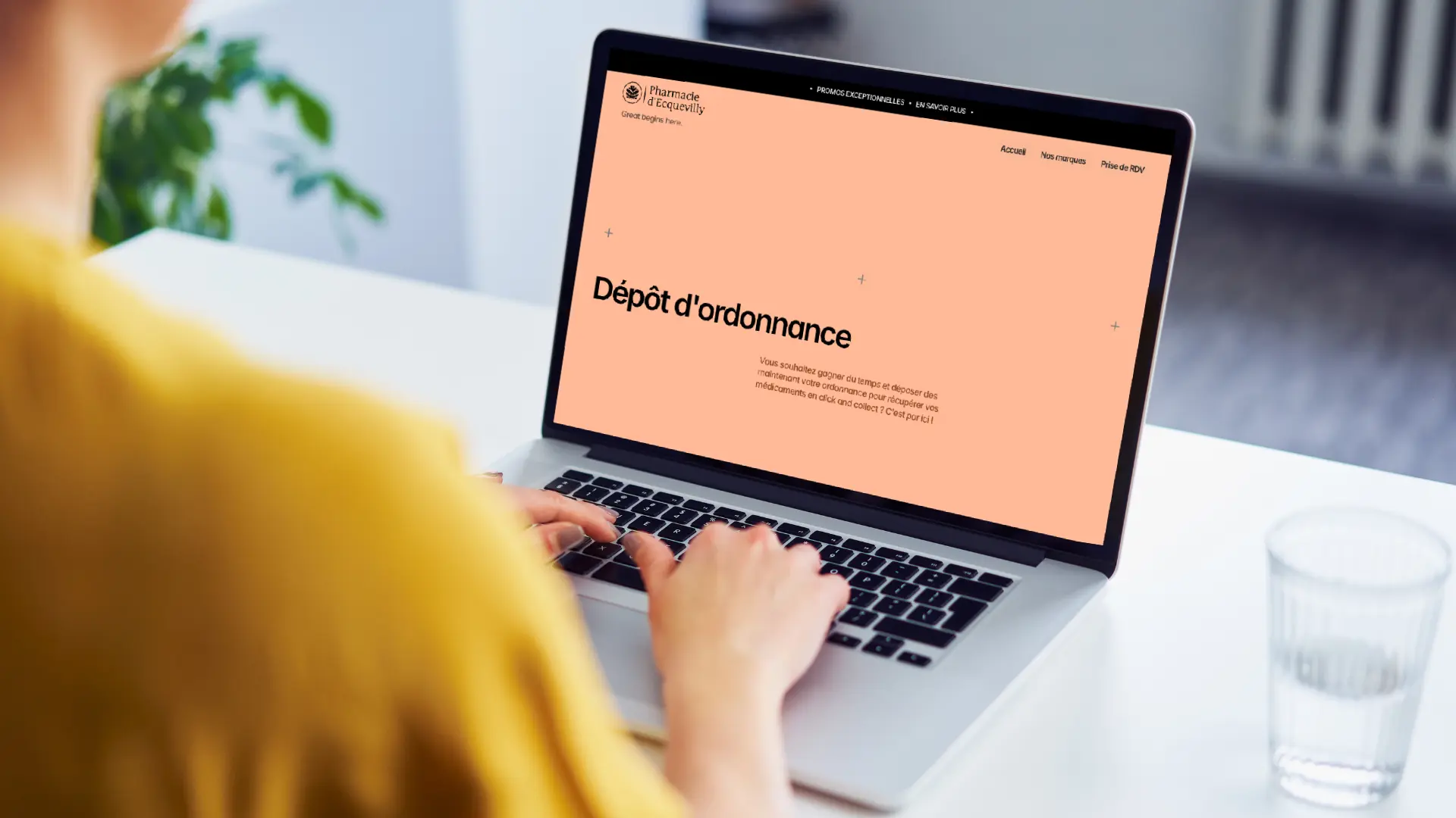 Femme allant sur la page de dépôt d'ordonnance du site pharmacie-ecquevilly.fr