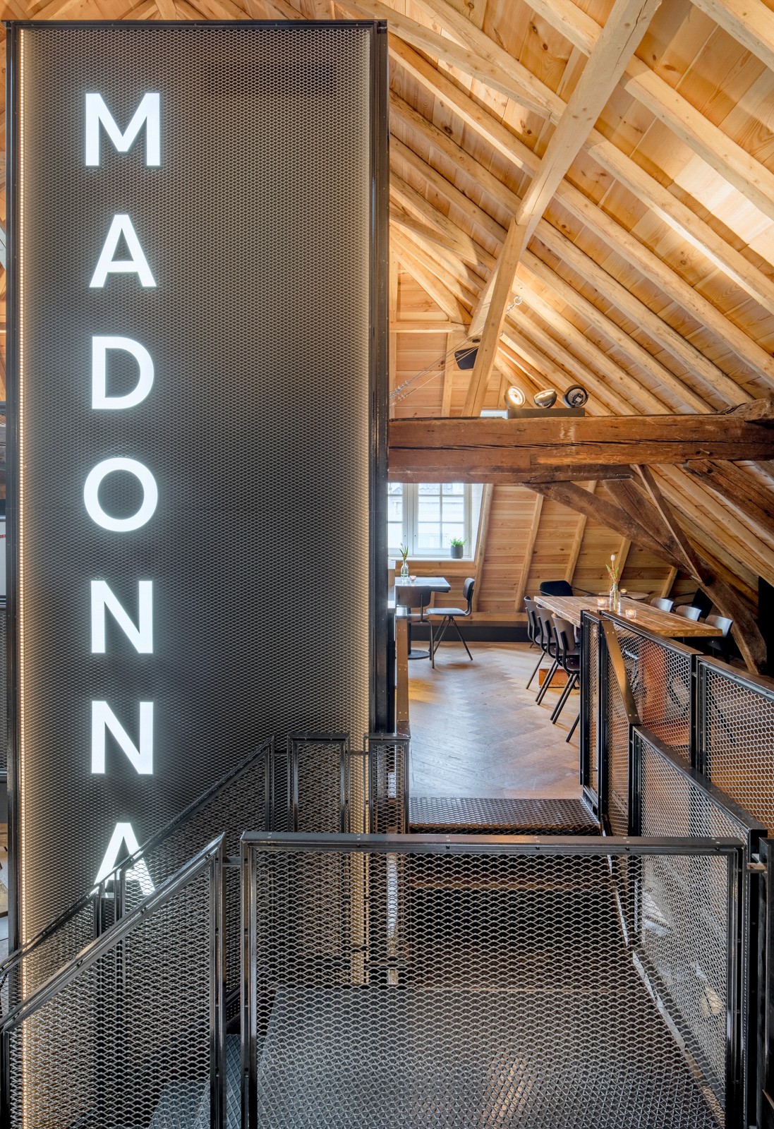 Positive Space, Madonna - schacht frontaal