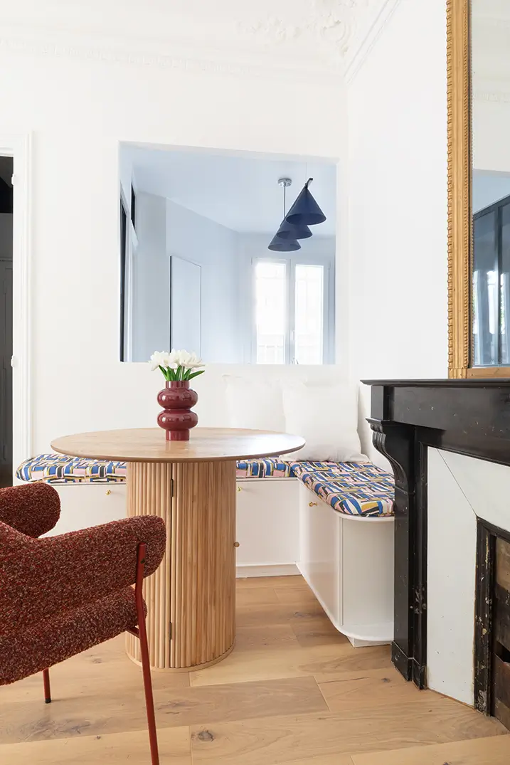 Un intérieur de maison lumineux avec un parquet en bois.
