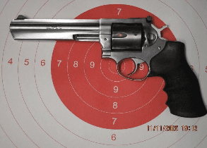 Ruger GP100 revolver a doppia azione calibro .357 Magnum con impugnatura Hogue nera e costruzione in acciaio inossidabile, fotografato su sfondo neutro