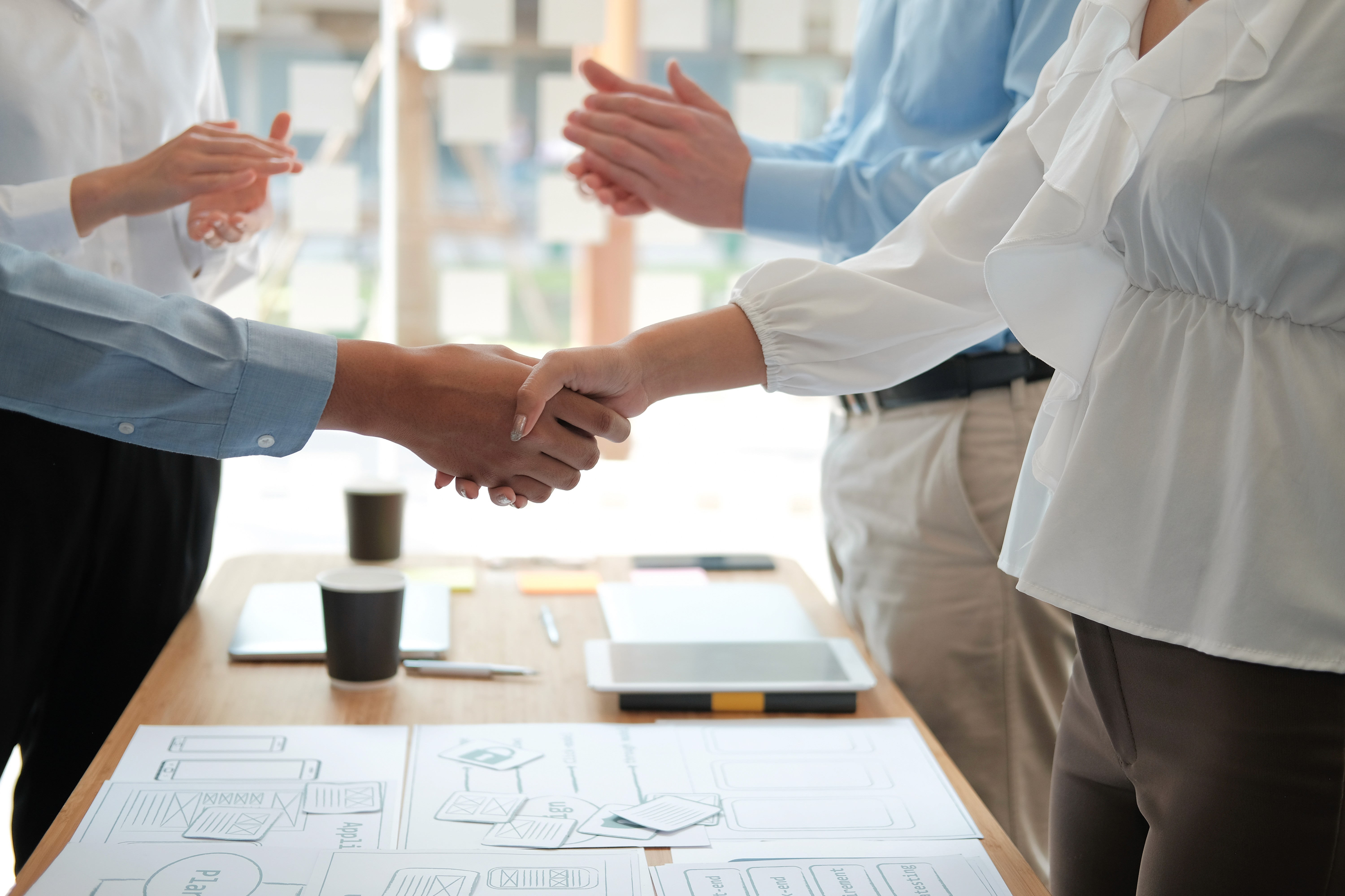 室內匹克球場專業設計工程，採用藍灰色高彈性防滑運動地板與標準標線，具備優質球速反饋與耐磨度。