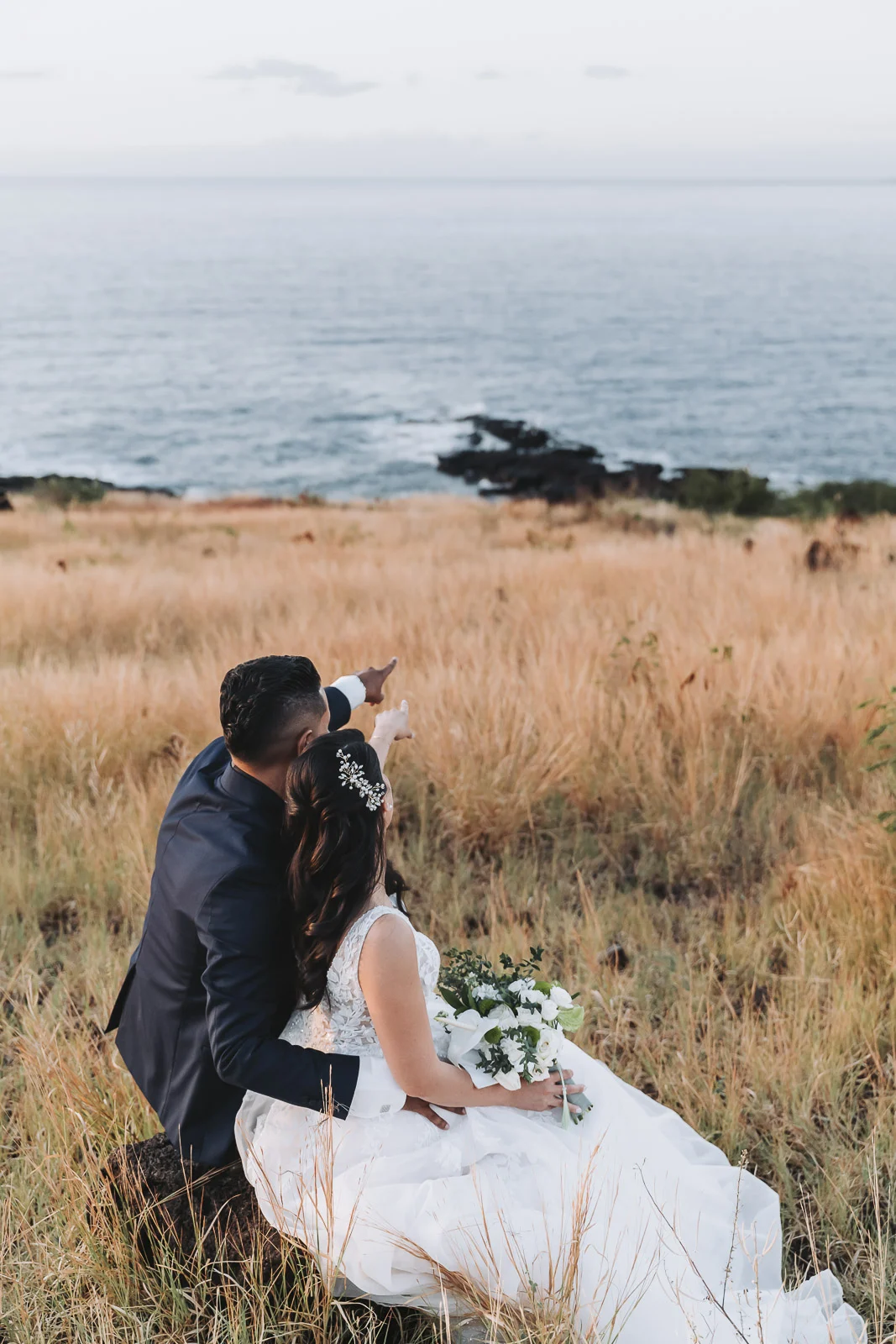 Shooting photo de couple dans la savane réunionnaise — Mariage Réunion