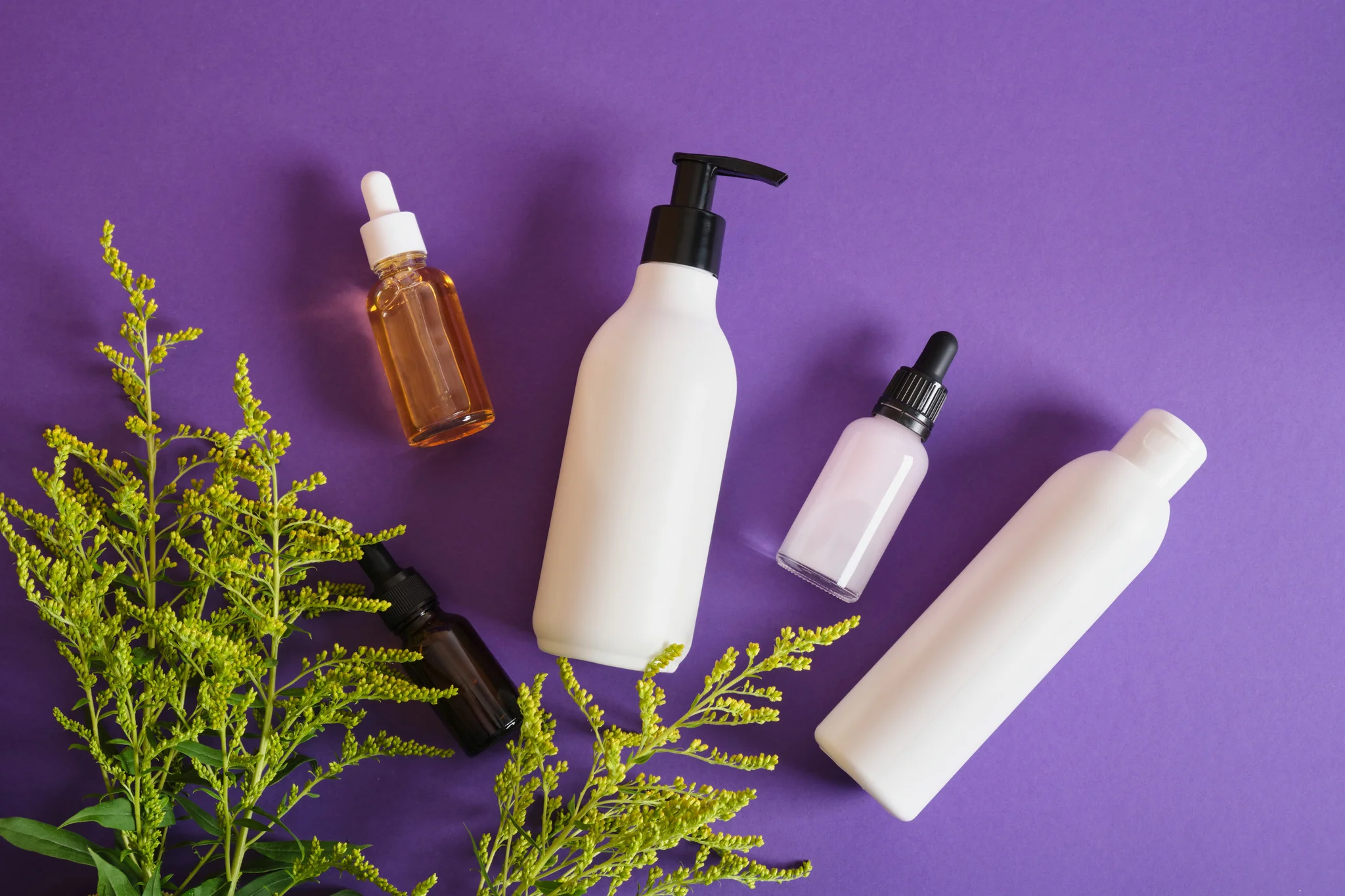 Productos en fondo morado