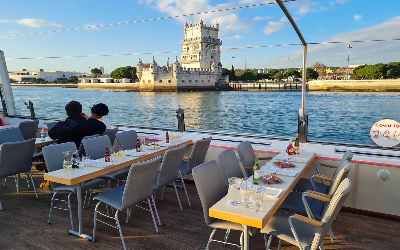 Rejs o zachodzie słońca po rzece Tag z widokiem na Wieżę Belém w Lizbonie.