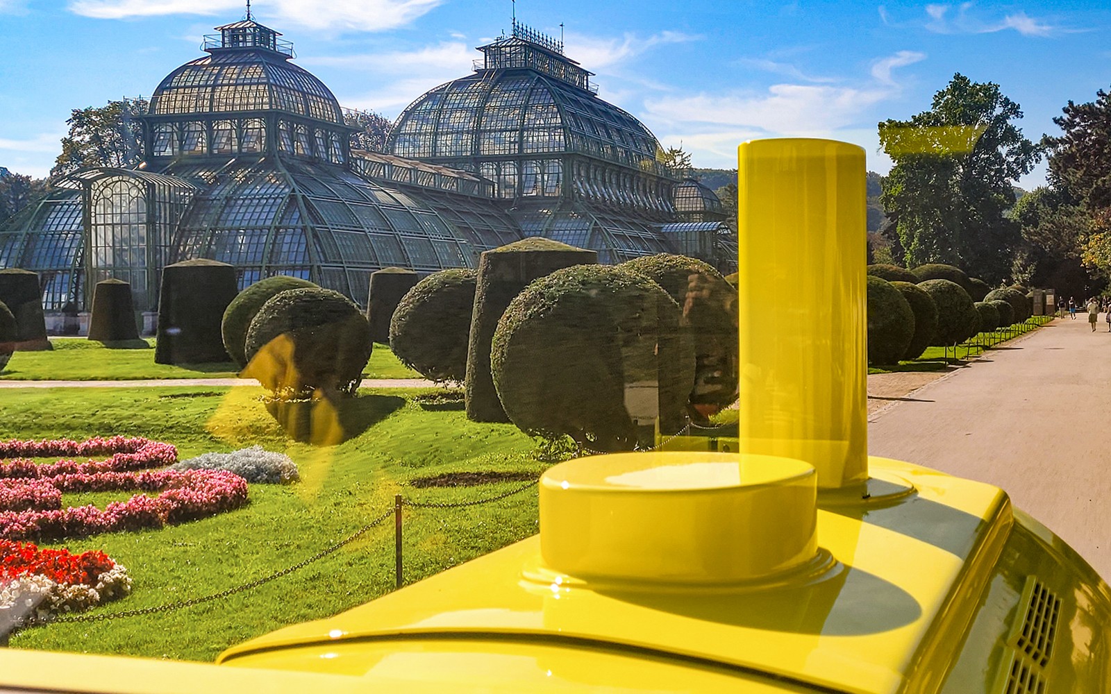 Vizualizare panoramică din tren a grădinilor și a Palm House-ului de la Palatul Schönbrunn, Viena.