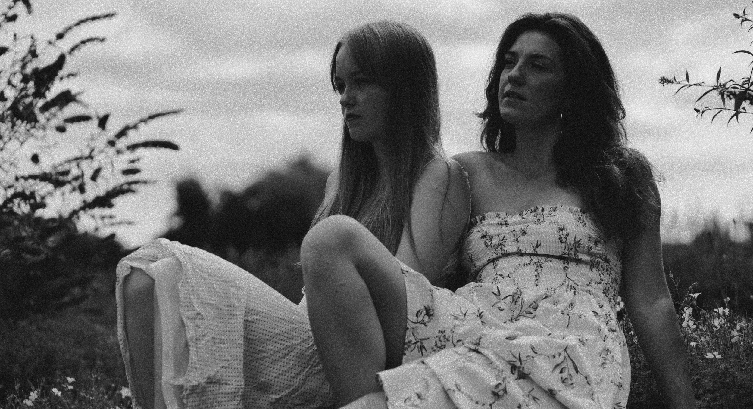 Portrait élégant de deux belles femmes, noir et blanc subtil