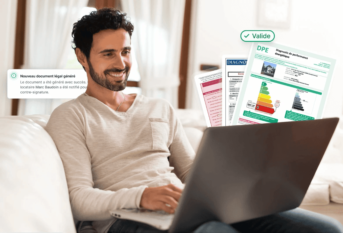 propriétaire heureux avec son ordinateur et des documents locatifs validés