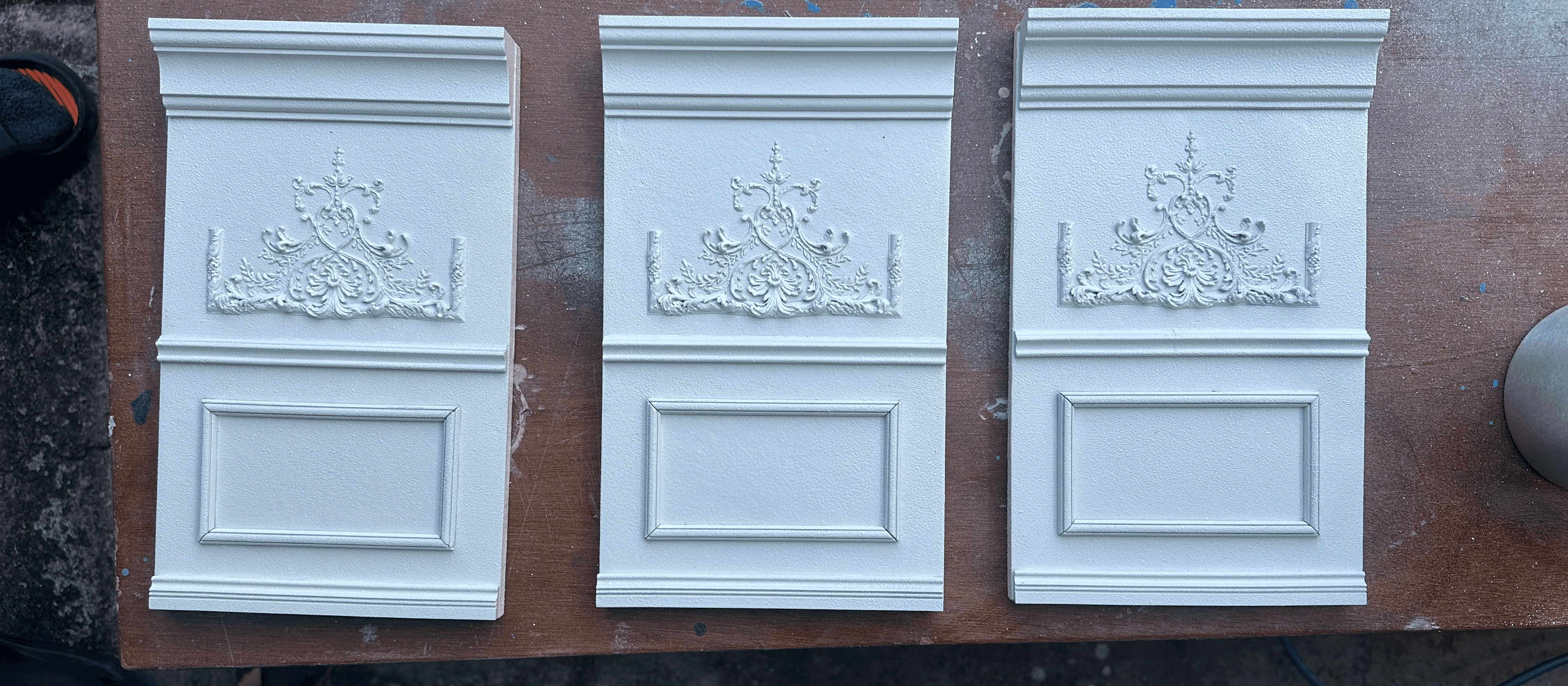 디올 쇼윈도 조형 제작, 3D 프린팅 로코코 몰딩 패널 우레탄 도장 마감 / Dior show window sculpted panel fabrication — 3D printed rococo molding with urethane coating finish