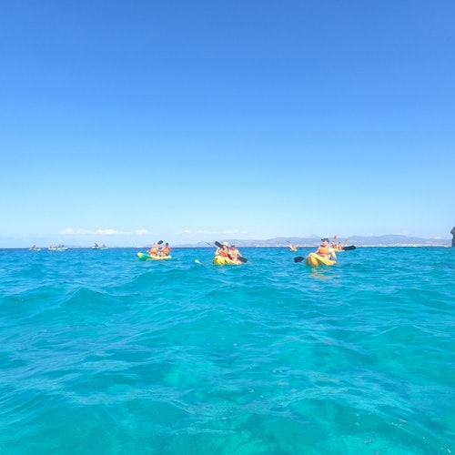 Excursie cu kayak și tur al peșterilor marine din sudul Mallorca. Opriri pentru înot, snorkeling și gustări.