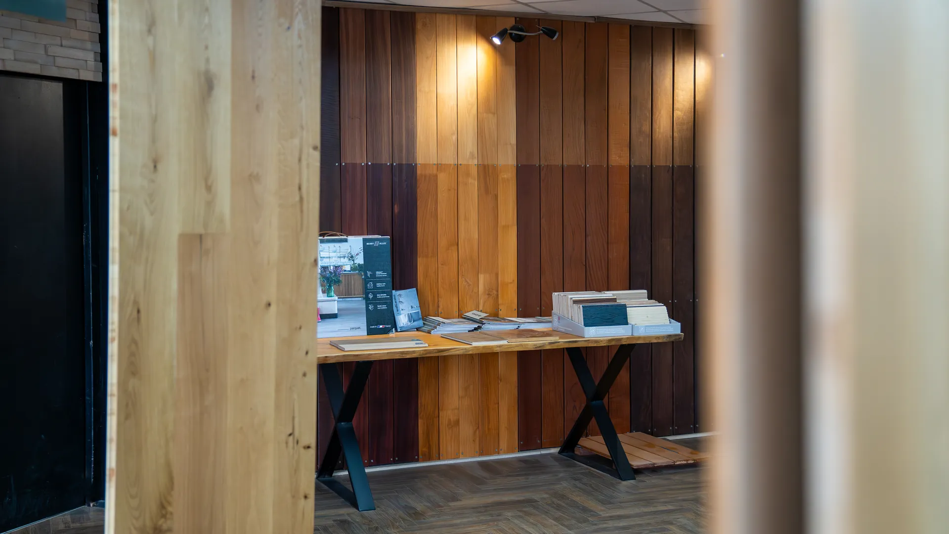 Showroom Aliénor Parquet à Mérignac avec ses échantillons de parquet chêne et son mur d'exposition en bois