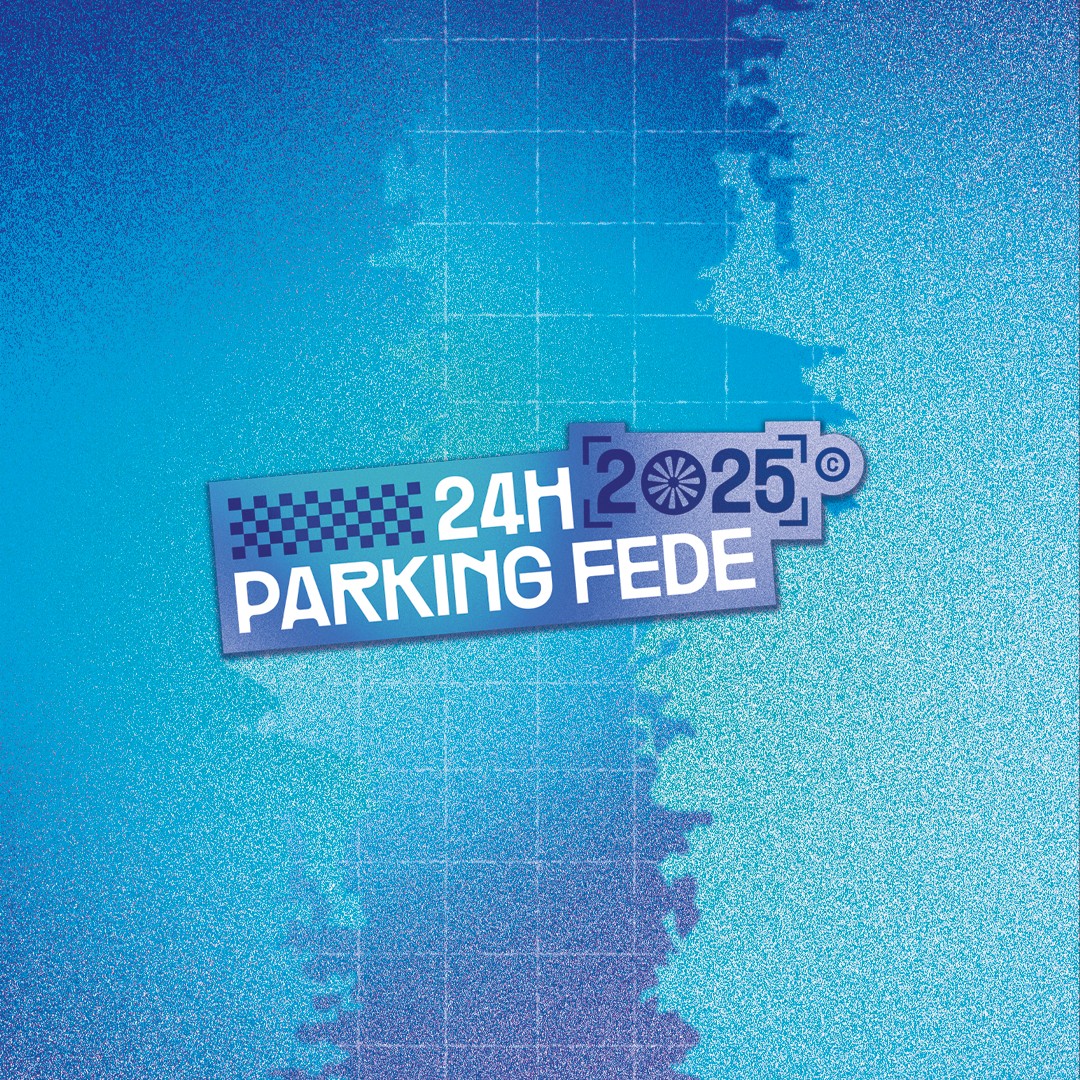 Un visuel événementiel bleu-vert vibrant mettant en avant le titre « 24H Parking Fédé 2025 » dans une typographie audacieuse et ludique. Le motif en damier combiné à un fond en dégradé dynamique apporte une ambiance sportive, énergique, clairement inspirée de l’univers de la course automobile.