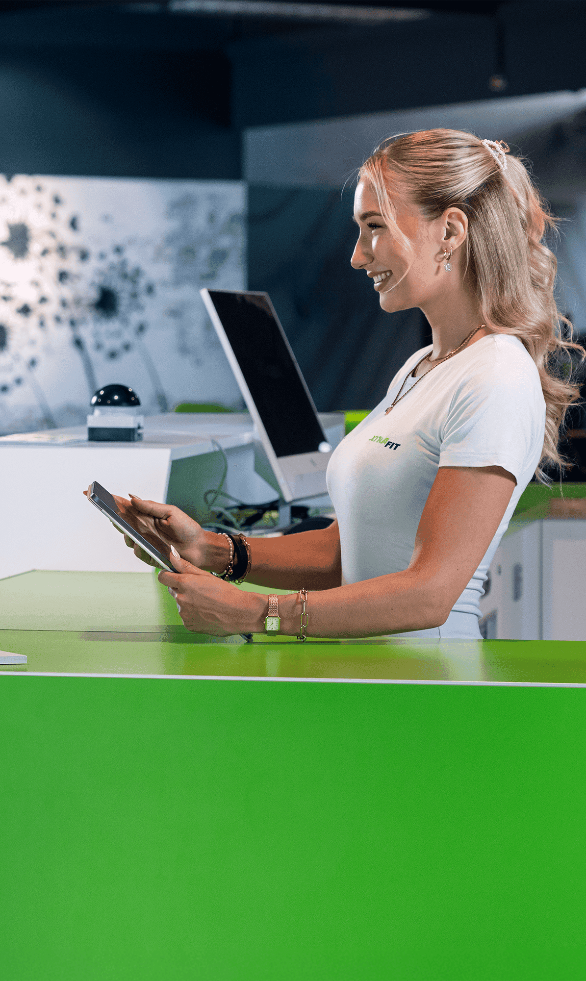  Trainerin unterstützt einen Mann an einem Laufband im XTRAFIT Fitnessstudio.