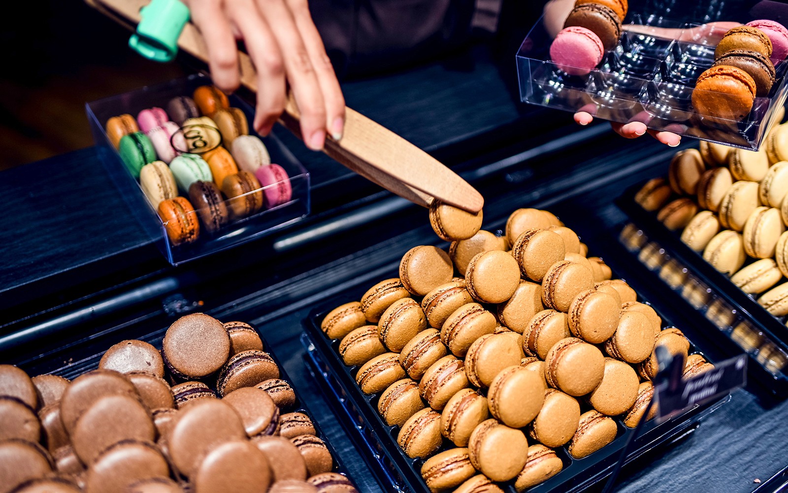 Macarons sendo selecionados durante um Secret Food Tour perto da Notre Dame, em Paris.