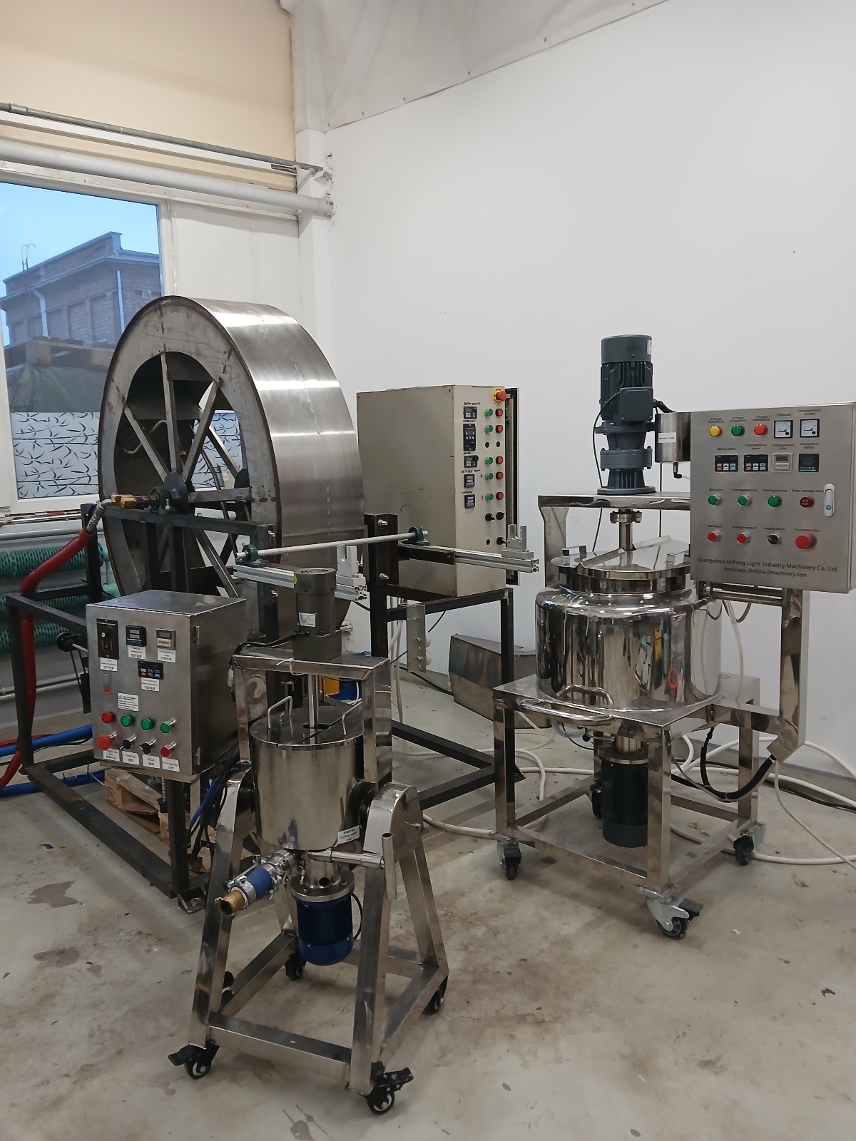 Concetrated triathlete grayscale