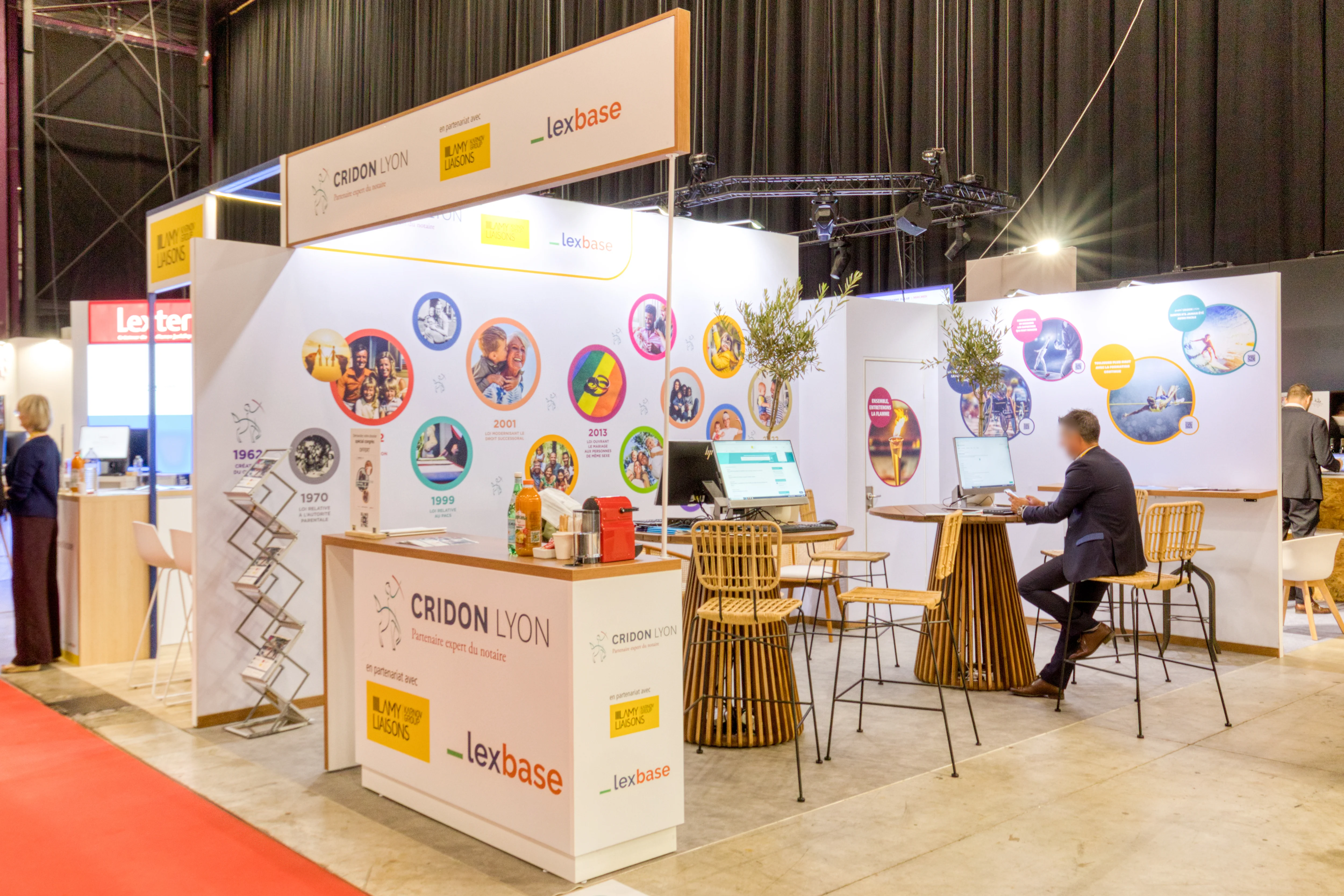 stand Lamyline Notaire au Congrès des Notaires 2025 à Montpellier avec espaces de démonstration et comptoir Expace