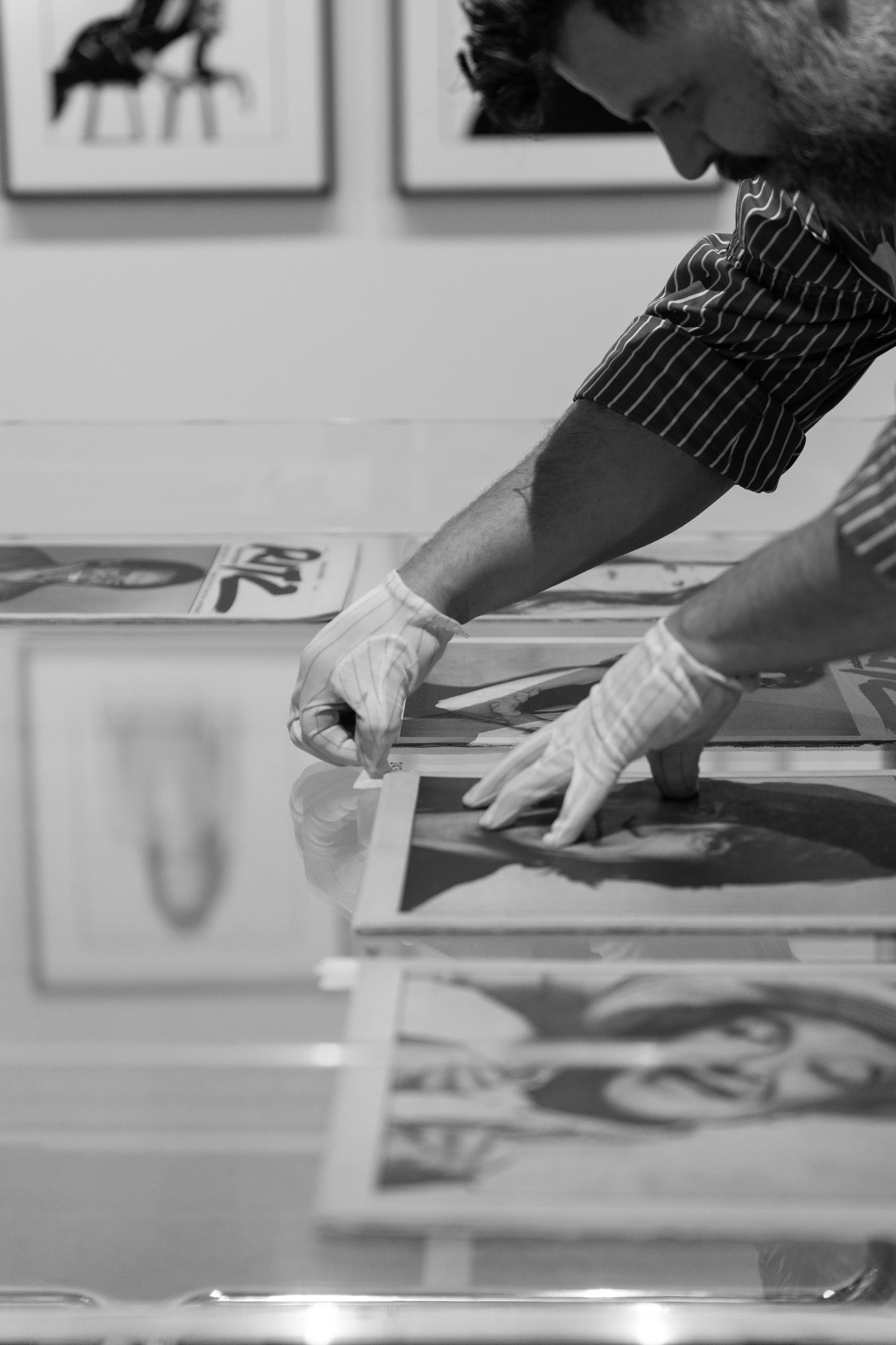 Hombre preparando la exposición