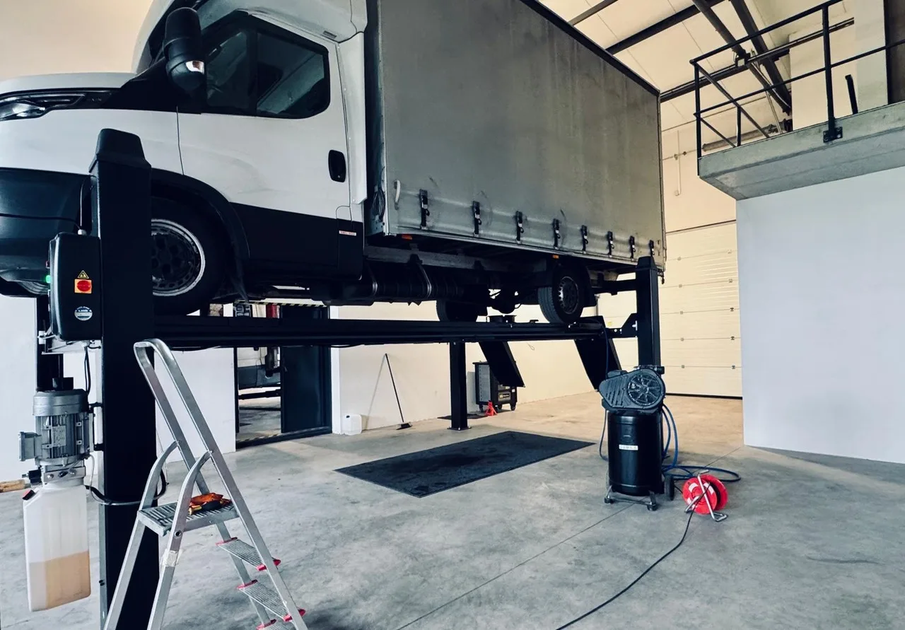 Large logistics warehouse with a worker walking in the center, seen in profile.