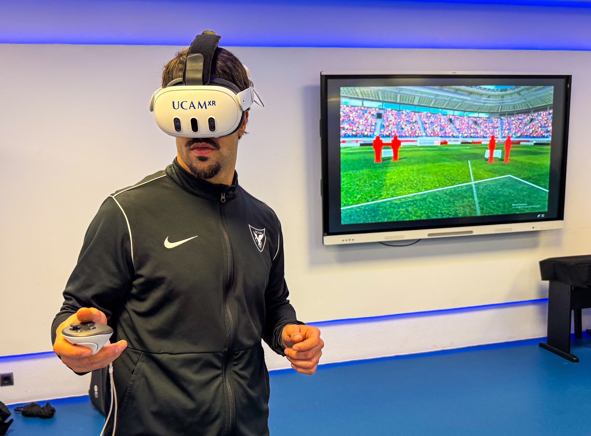 Entrenador del UCAM International Football Team utilizando gafas de realidad virtual UCAM XR para análisis táctico | UCAM Universidad Católica de Murcia