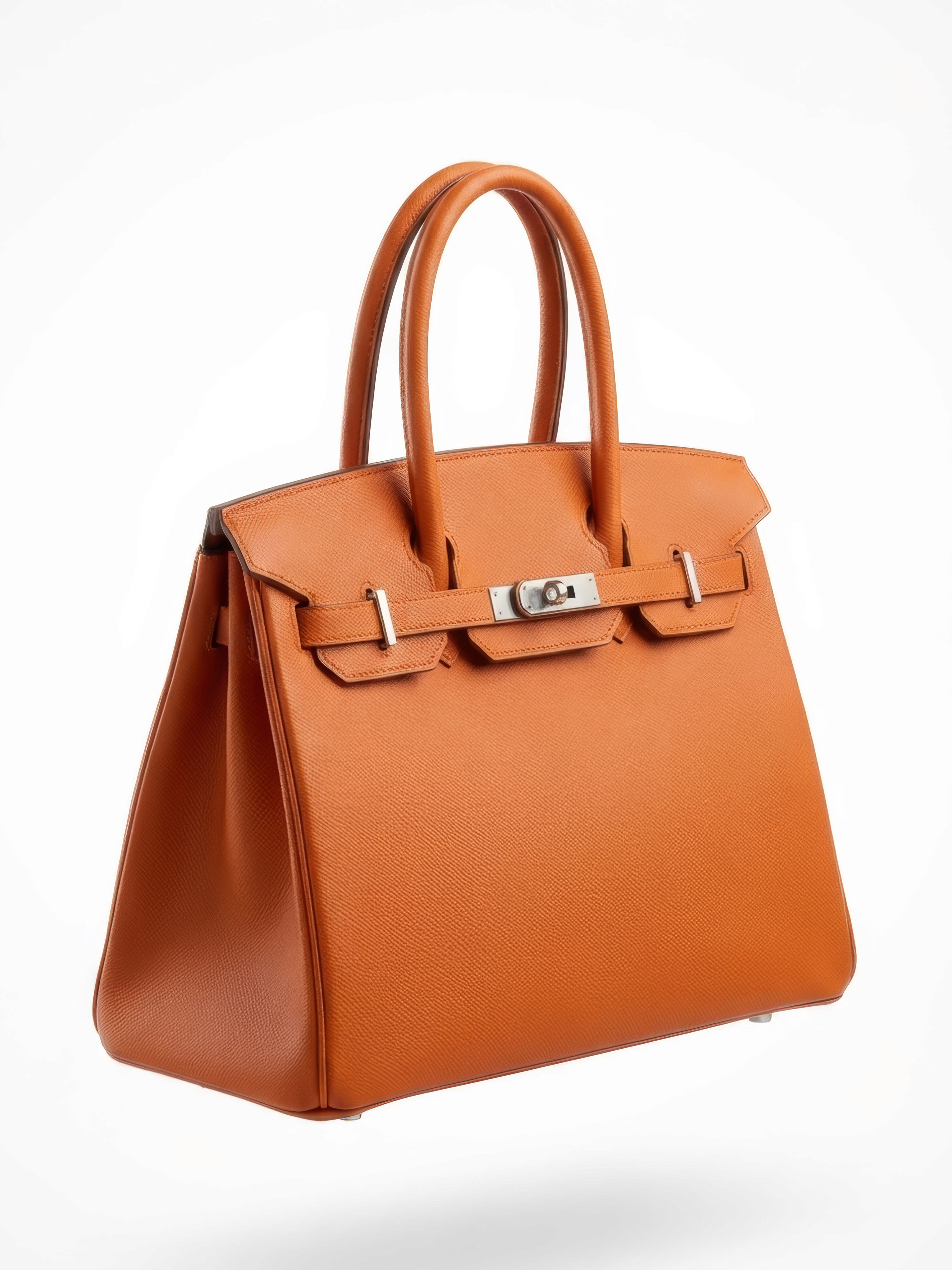 Borsa a mano di lusso in pelle martellata arancione con chiusura metallica frontale. Foto still life di accessorio moda su sfondo bianco isolato.