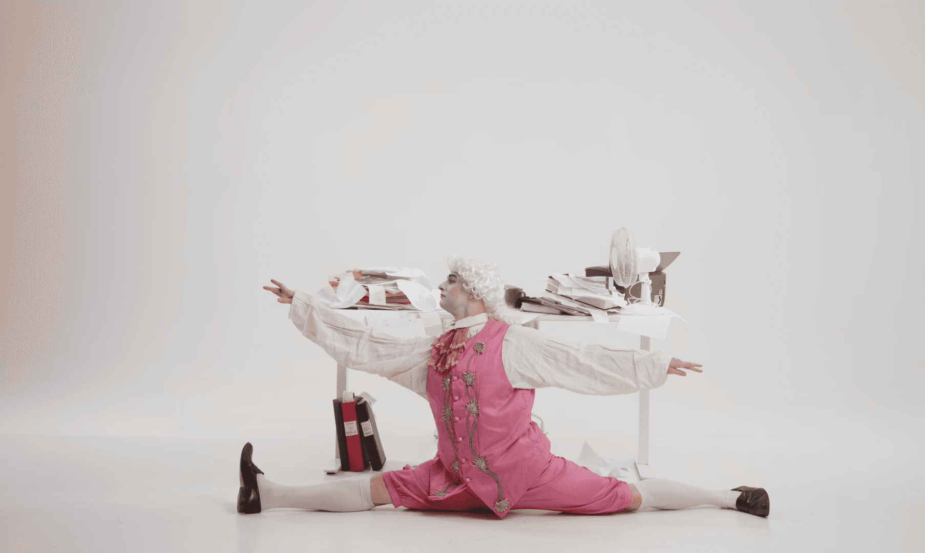 Företagare som kontrollerar fakturor och ekonomi i mobilen för bättre likviditet