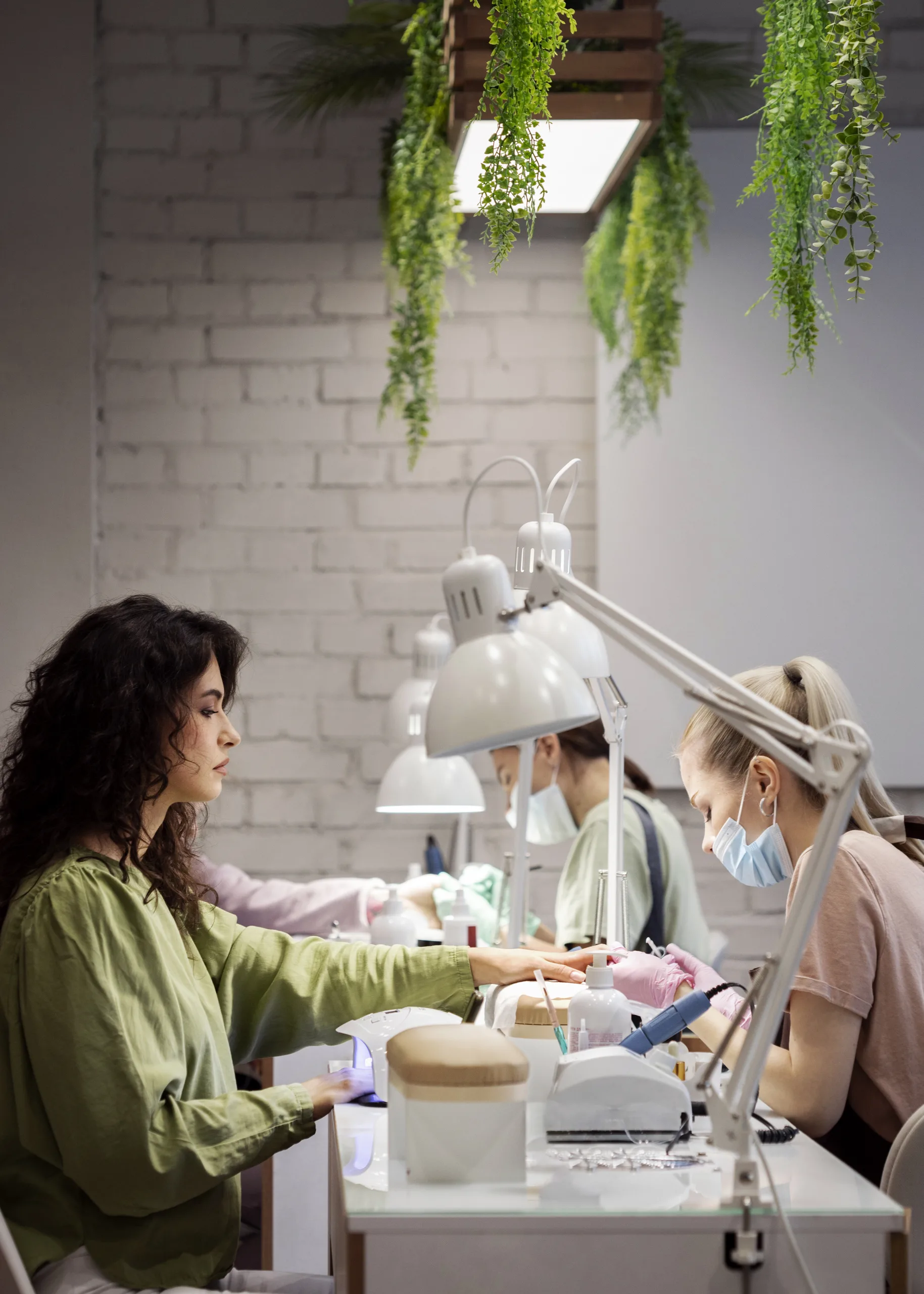 mulher recebendo cuidados de unhas em ambiente relaxante