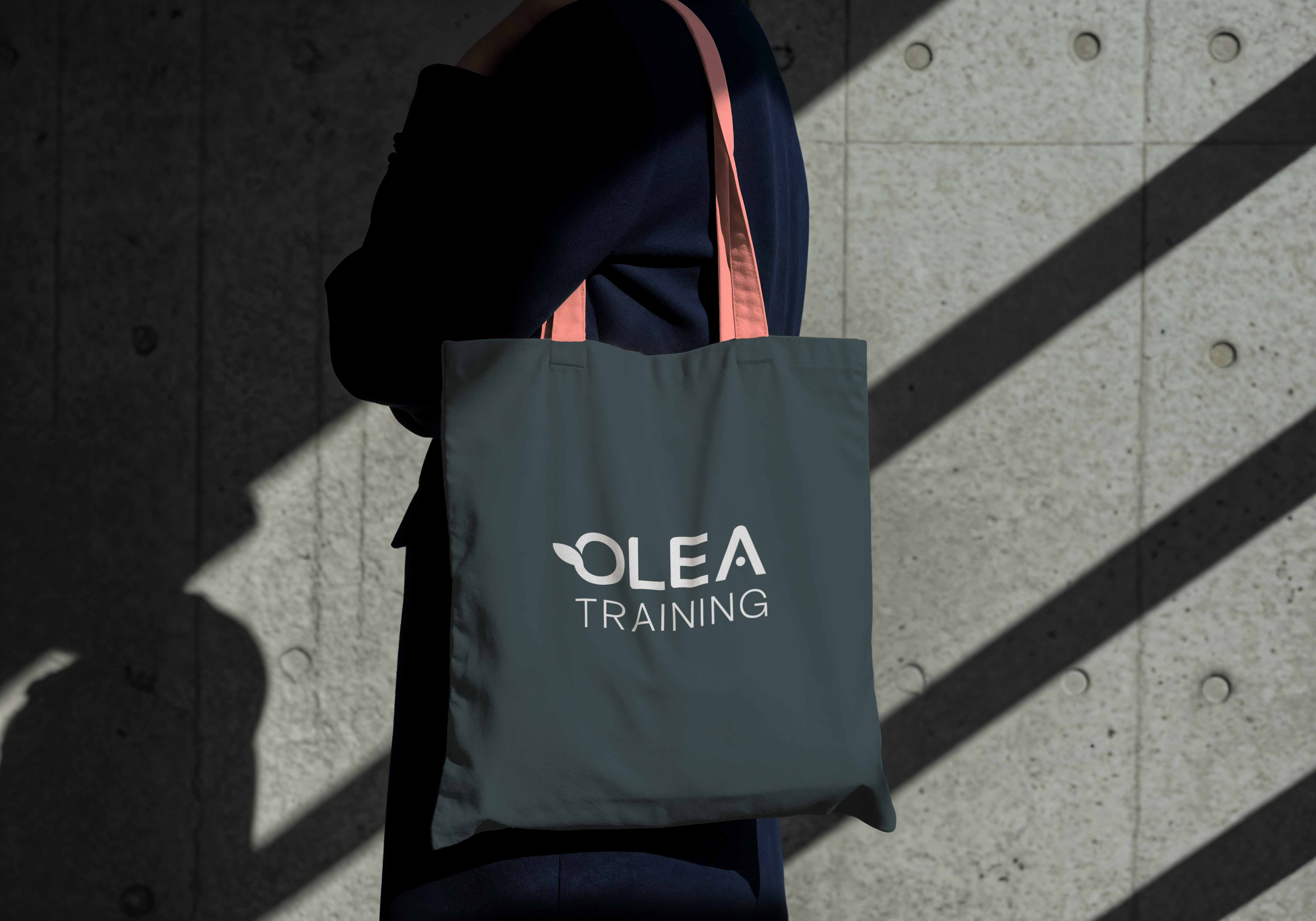 Dunkle Tasche und beigefarbenes Etikett mit OLEA Logo-Anwendung