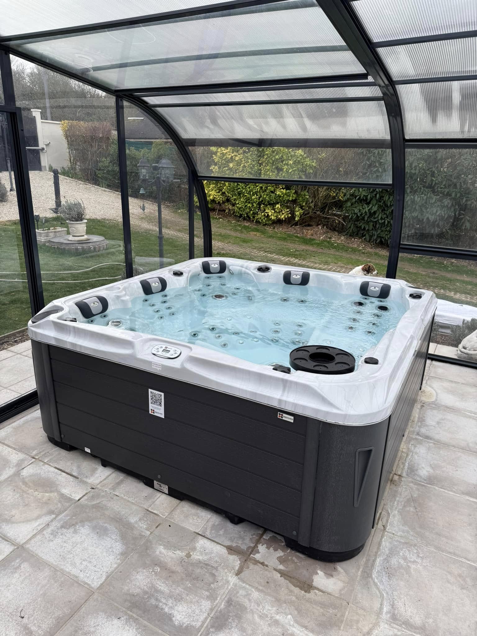 Spa haut de gamme sous véranda, installé par Acqua Terra dans le Haut-Rhin