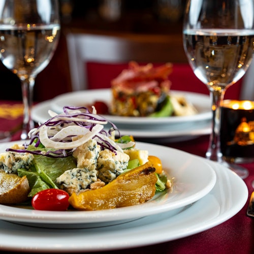 三道菜的美食套餐中的一道菜